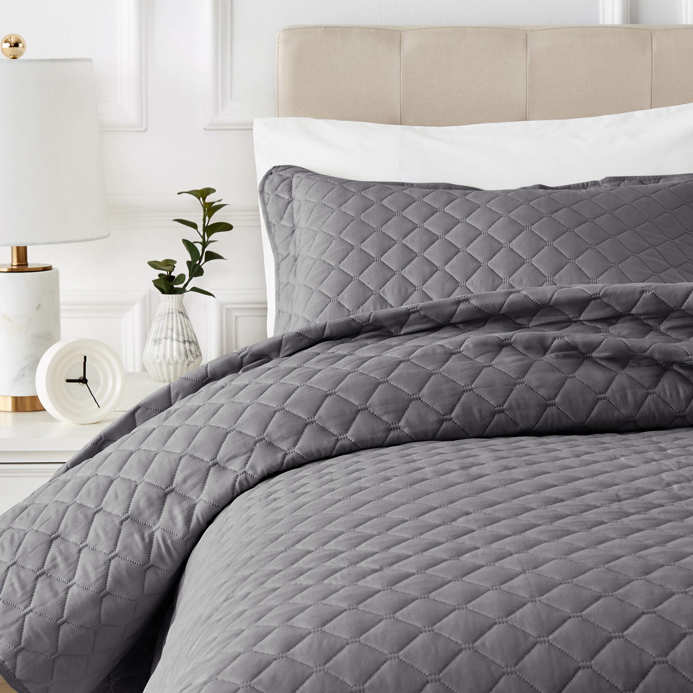 Amazon Basics Oversized Quilted Bedspread, Dark Gray Diamond Pattern, 220 x 240 cm - Perfect for King Size Beds, Guest Rooms & Cozy Bedroom Decor