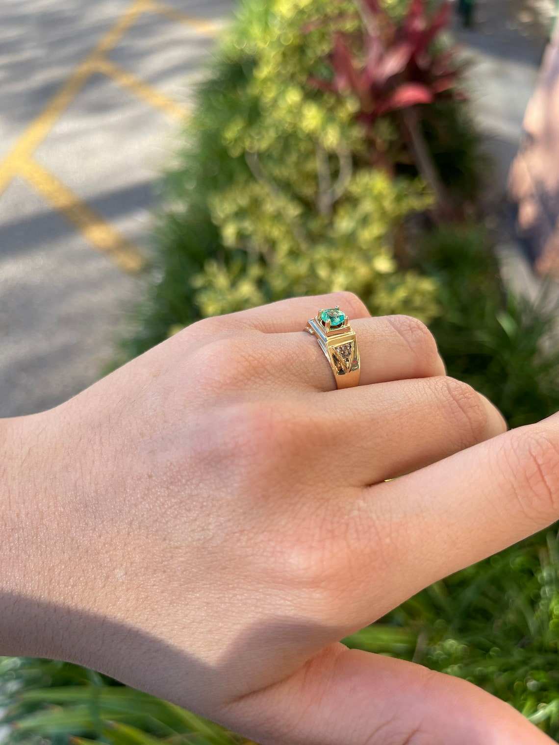 0.60tcw Round Colombian Emerald & Diamond Signet Men's Ring in 18K Gold - Elegant Jewelry for Weddings, Anniversaries & Gifts