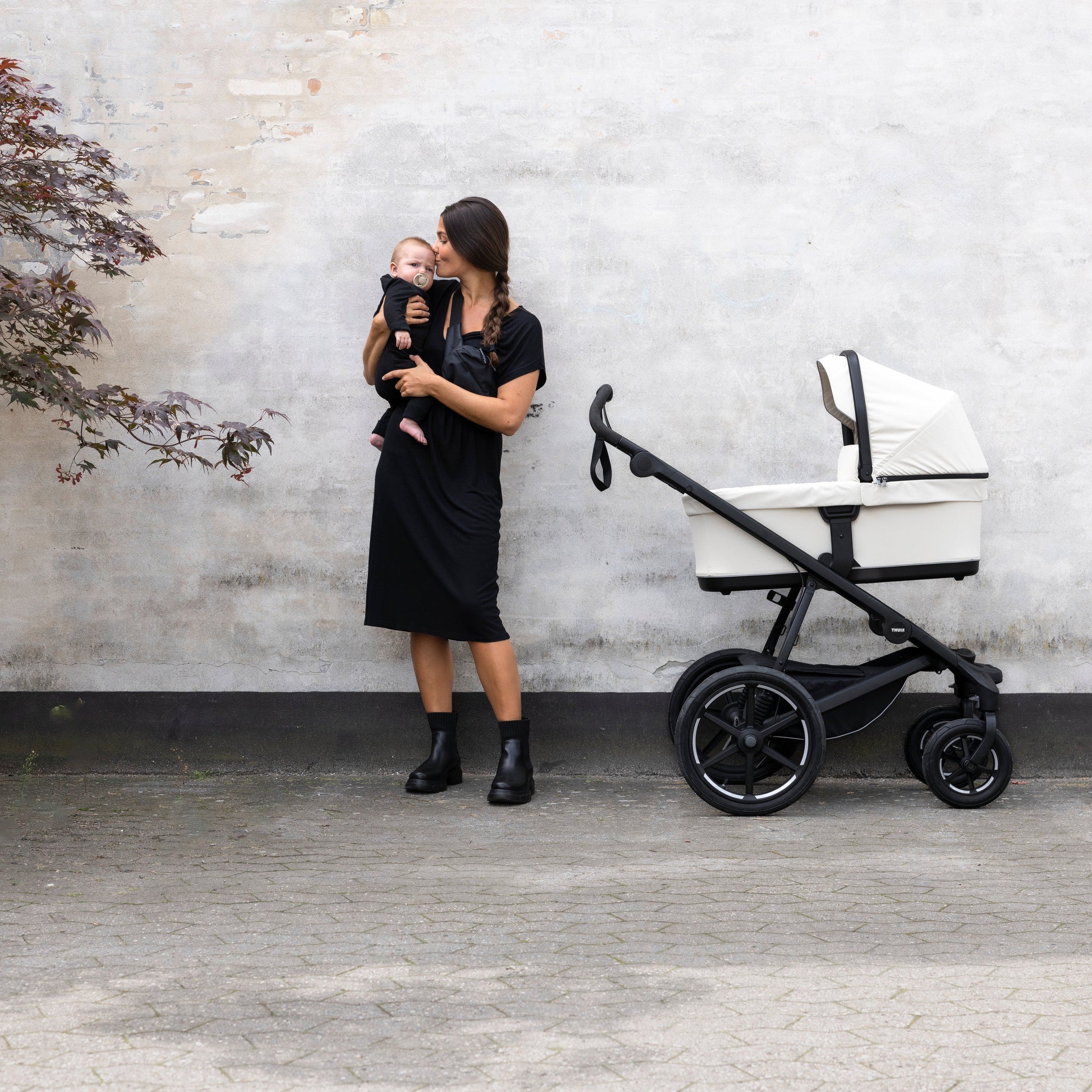 Thule Bassinet for Babies - Lightweight, Portable & Safe Infant Travel Bed - Perfect for Camping, Road Trips & Airplane Travel