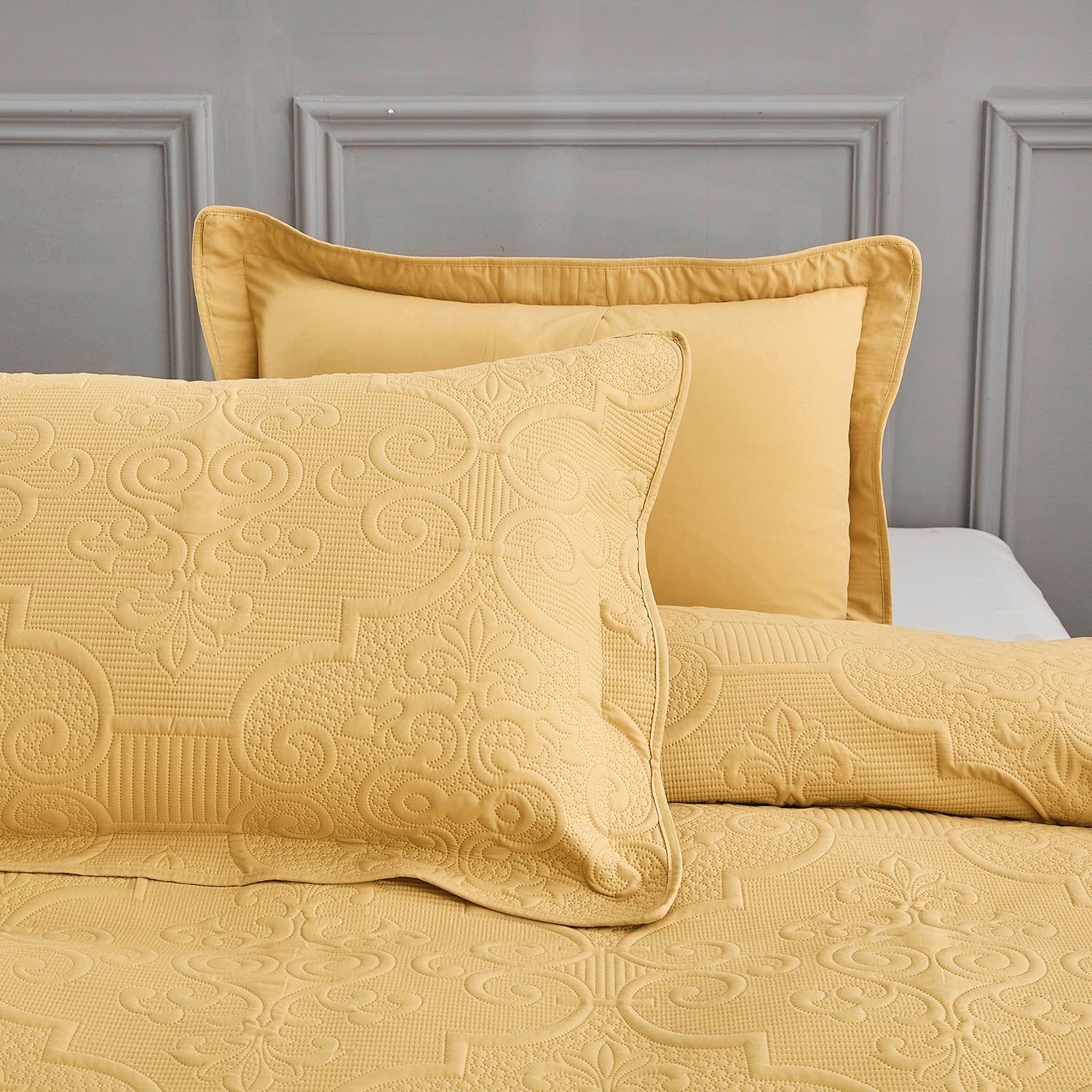 CHIXIN Twin Size Quilt Set - Honey Gold Damask Paisley Bedspread Coverlet with Ultrasonic Quilting | Reversible Lightweight 4-Piece Bedding | Perfect for Guest Rooms, Dorm Decor & Cozy Bedroom Makeovers