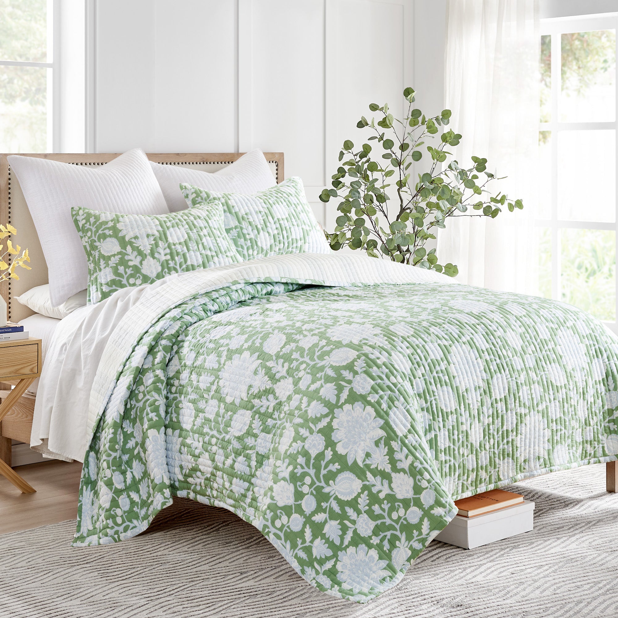 Evelyn Jacobean Floral Rayon Quilt Set - Queen Size Bedding with Matching Pillow Shams - Luxury Soft Breathable Comforter for Cozy Bedroom Decor