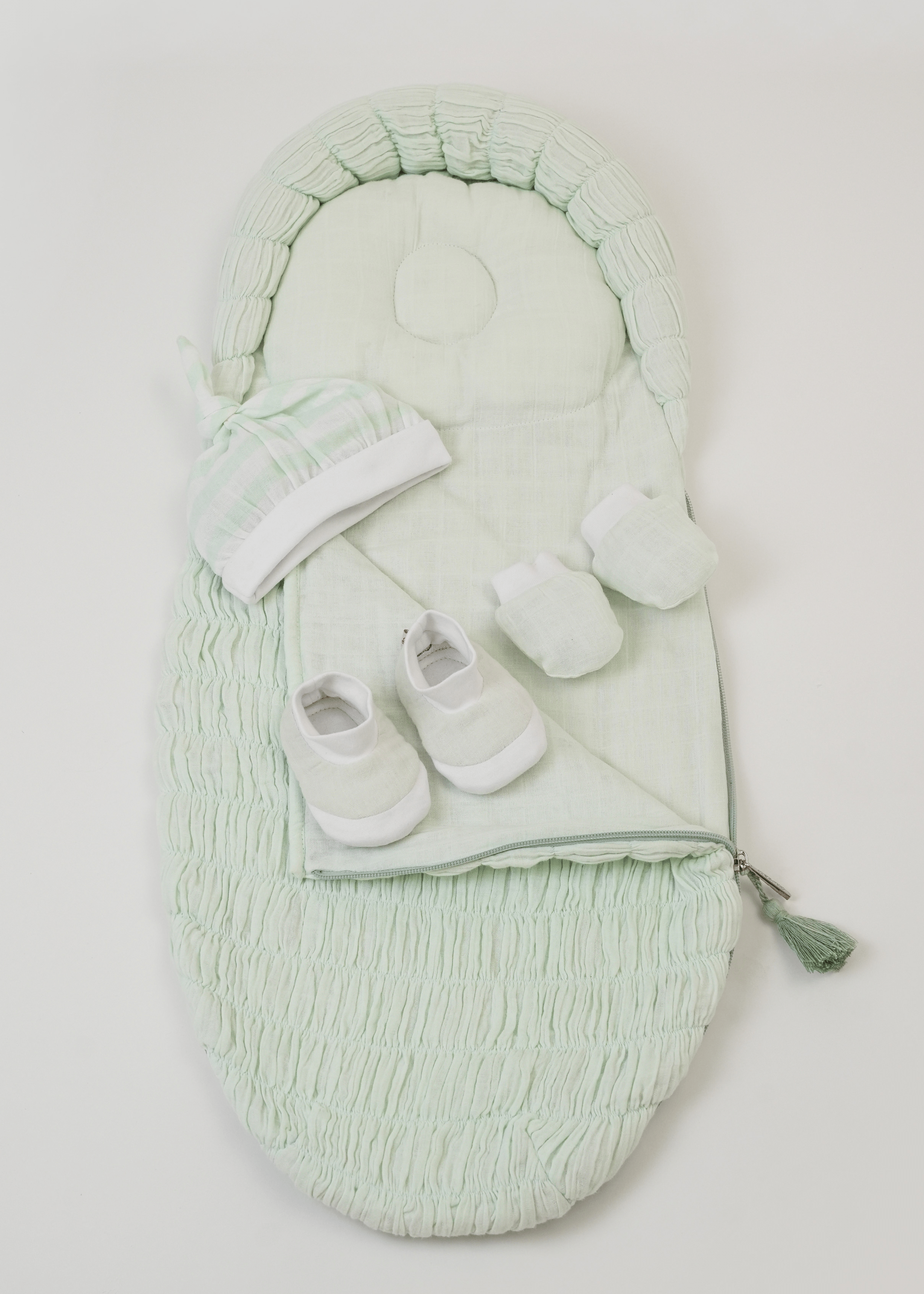 Elegant Oval Picture Perfect Gift Box in Mint Green - Perfect for Wedding Favors, Bridal Showers & Special Occasions