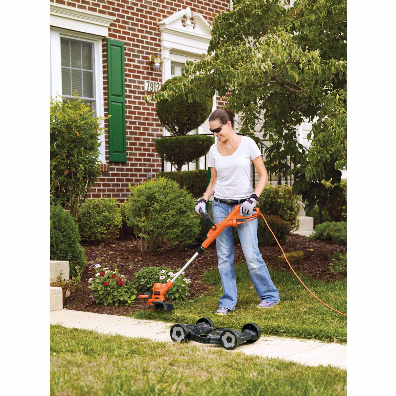 Black & Decker MTE912 6.5 Amp 12-Inch Electric 3-in-1 Lawn Mower - Compact, Lightweight & Corded for Small Yards, Patios & Tight Spaces - Perfect for Trimming, Mulching & Bagging Grass