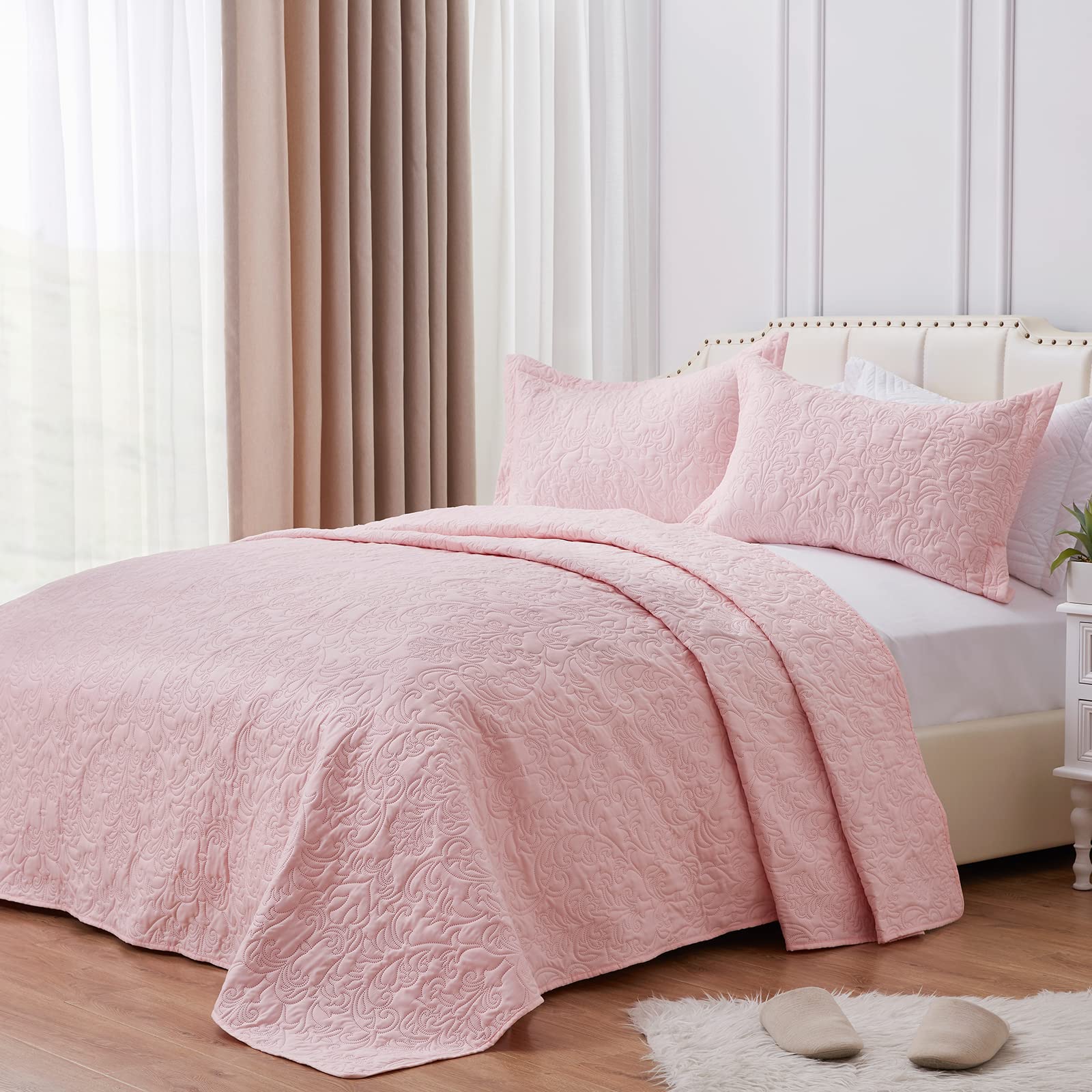 SunStyle Home King Quilt Set - Lightweight Summer & All Season Down Alternative Bedding - Soft Light Pink Bedspread Coverlet with 2 Pillow Shams (3 Piece Set) - Perfect for Guest Rooms, Master Bedrooms & Cozy Home Decor