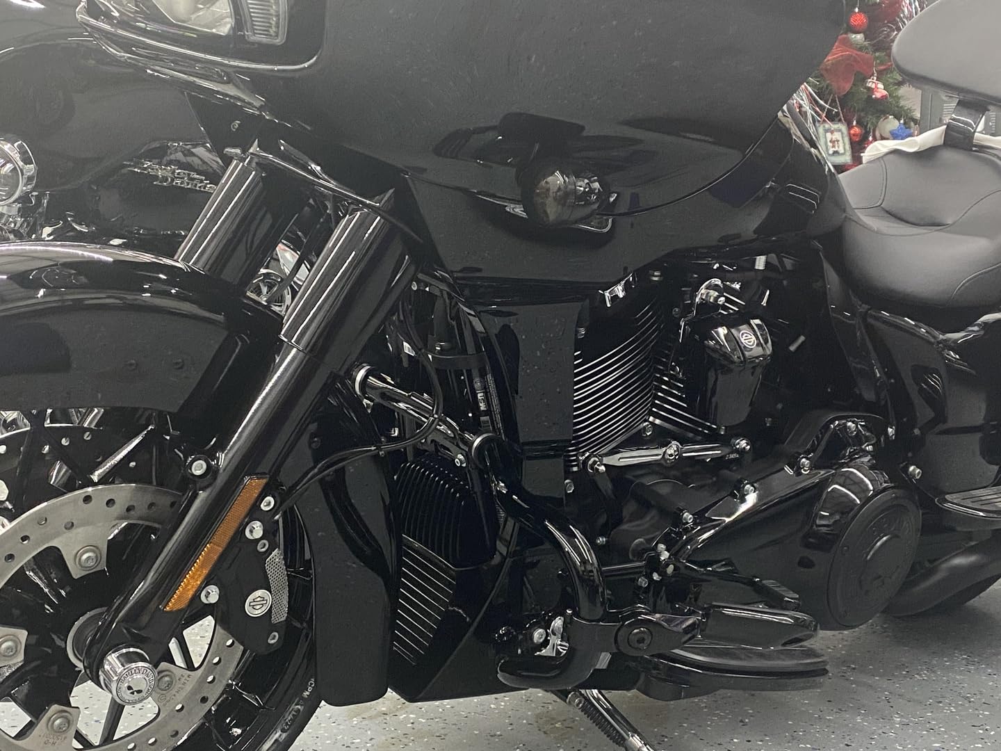 Vivid Black Road Glide Chin Spoiler & Fairing Cover for 2017-2022 Harley Davidson FLTRX/FLTRXS | Aerodynamic Motorcycle Wind Deflector for Touring Models | Perfect for Highway Riding & Long-Distance Comfort