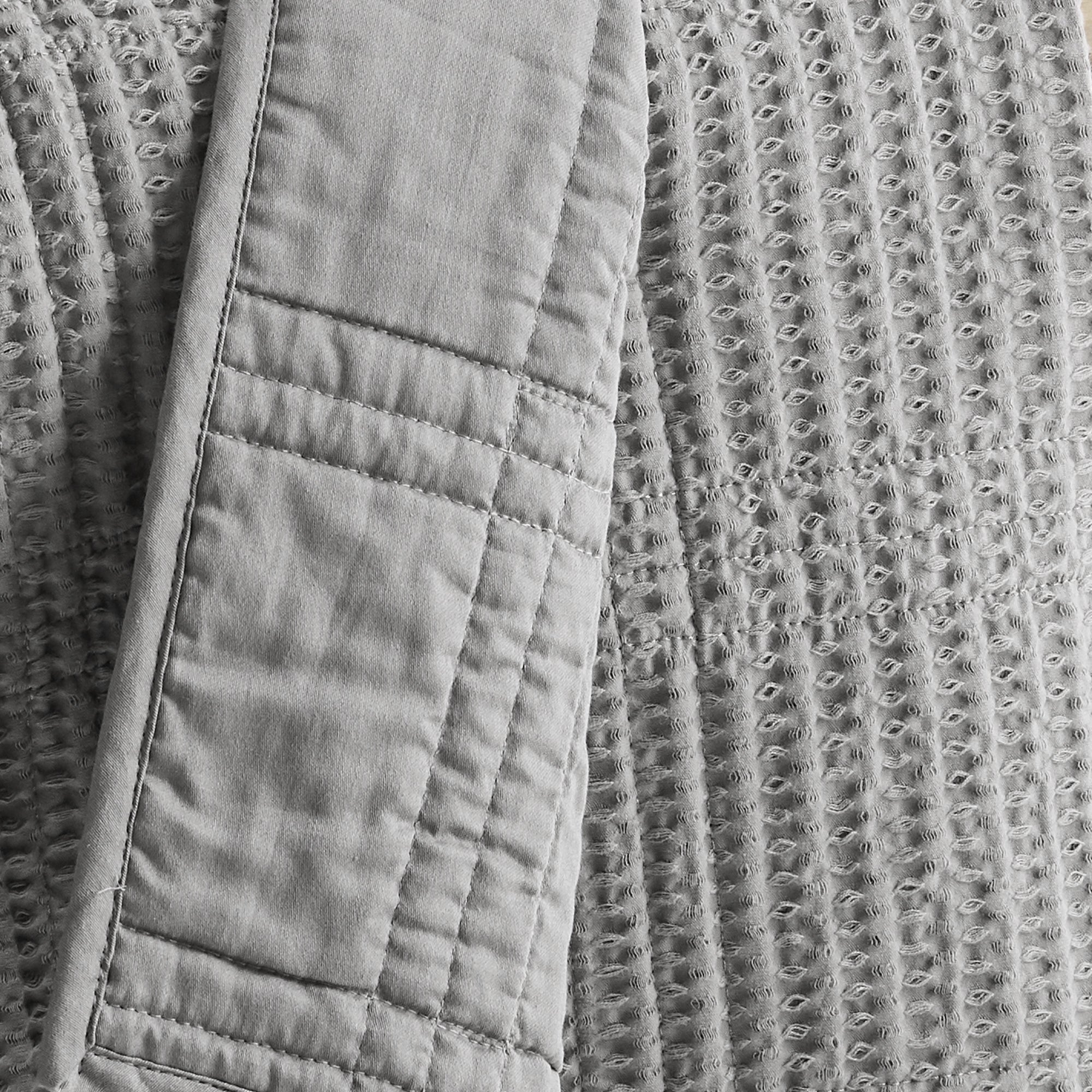 Cozy Cloud Waffle Quilted Throw Blanket - Ultra Soft Lightweight Bedspread for Couch, Sofa & Bed - Perfect for Winter Nights, Movie Time & Home Decor