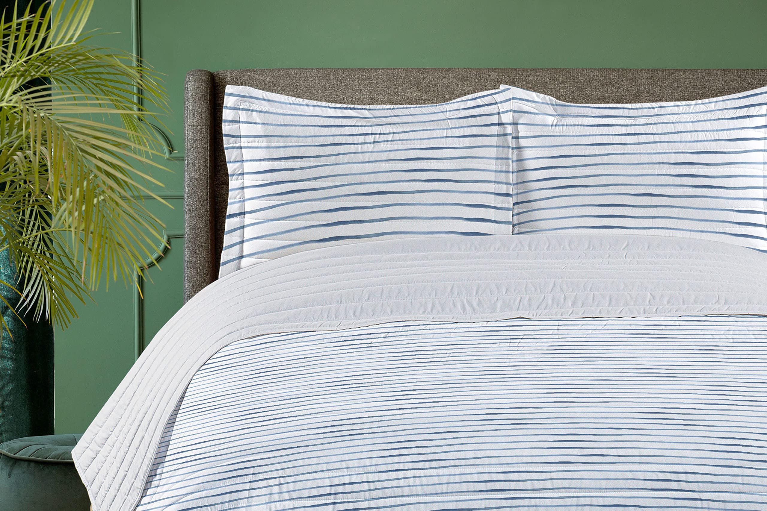 Ambesonne Harbour Stripe Microfiber Bedspread Set - Abstract Nautical Ocean Design with Soft Horizontal Lines | Queen Size Bedding Set Includes Pillow Shams & Comforter in Pale Slate Blue & White | Perfect for Coastal, Beach House or Nautical Theme Bedrooms