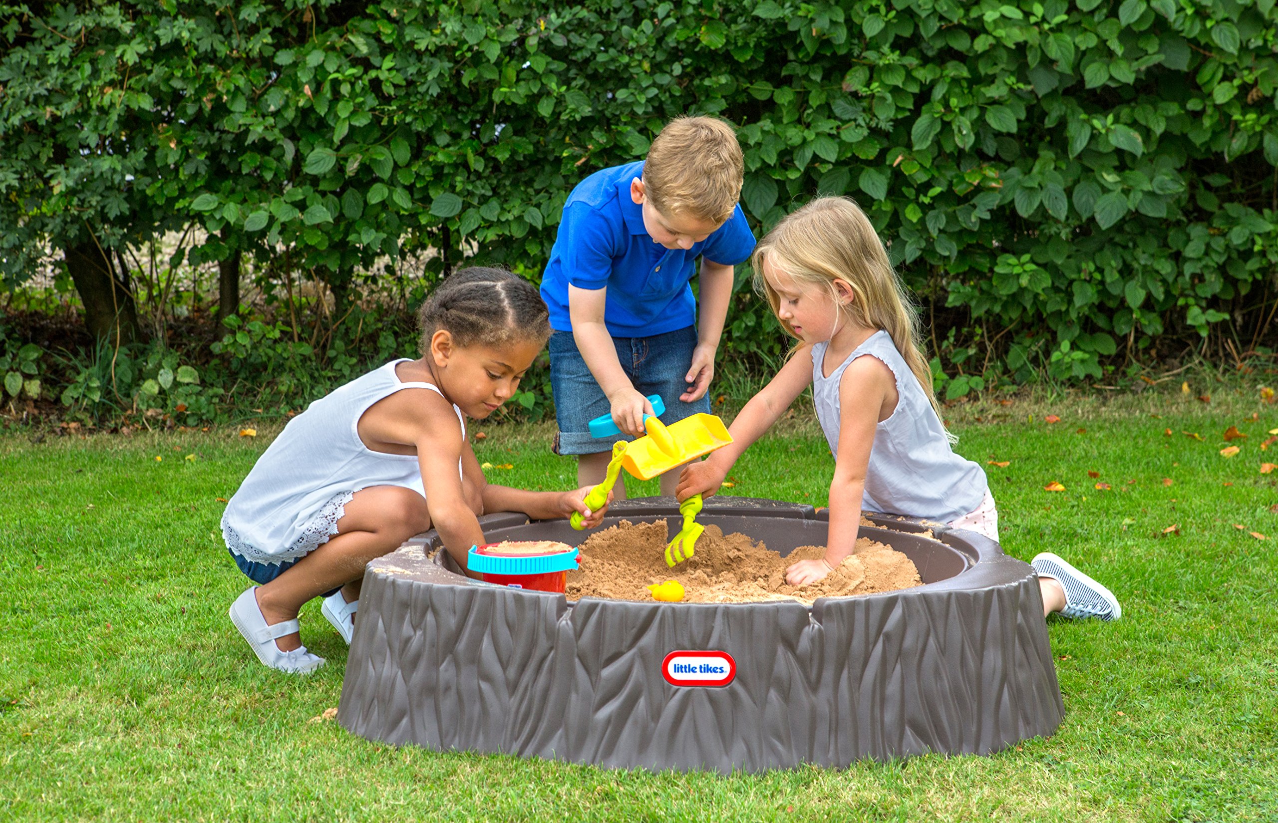 Little Tikes Woodland Sandbox - Tree Trunk Design with Large Play Area, 3 Seats & Cover - Outdoor Sandbox for Kids 24+ Months - Perfect for Backyard, Playground & Daycare Fun