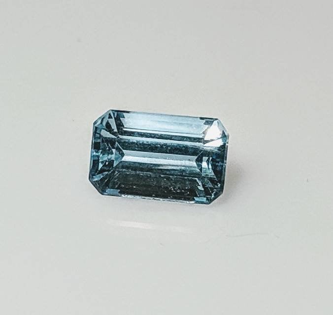 1.35ct Natural Genuine Brazilian Aquamarine Gemstone - 8x5mm Emerald Cut VVS Loose Stone for Jewelry Making, Engagement Rings & Custom Designs