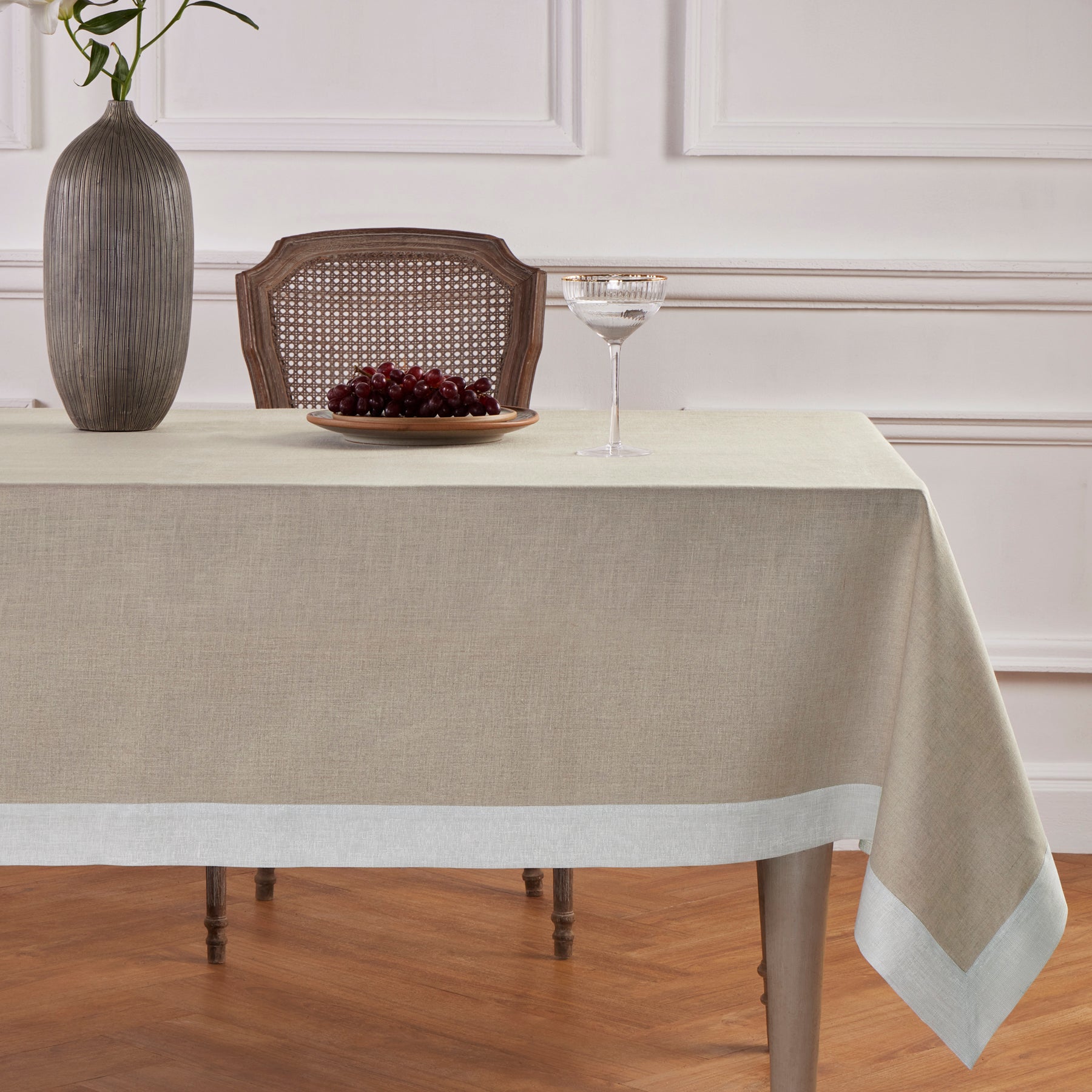 Festive Edge Tablecloth - Elegant Holiday Dining Decor for Christmas, Thanksgiving & Parties - Perfect for Home, Restaurants & Events