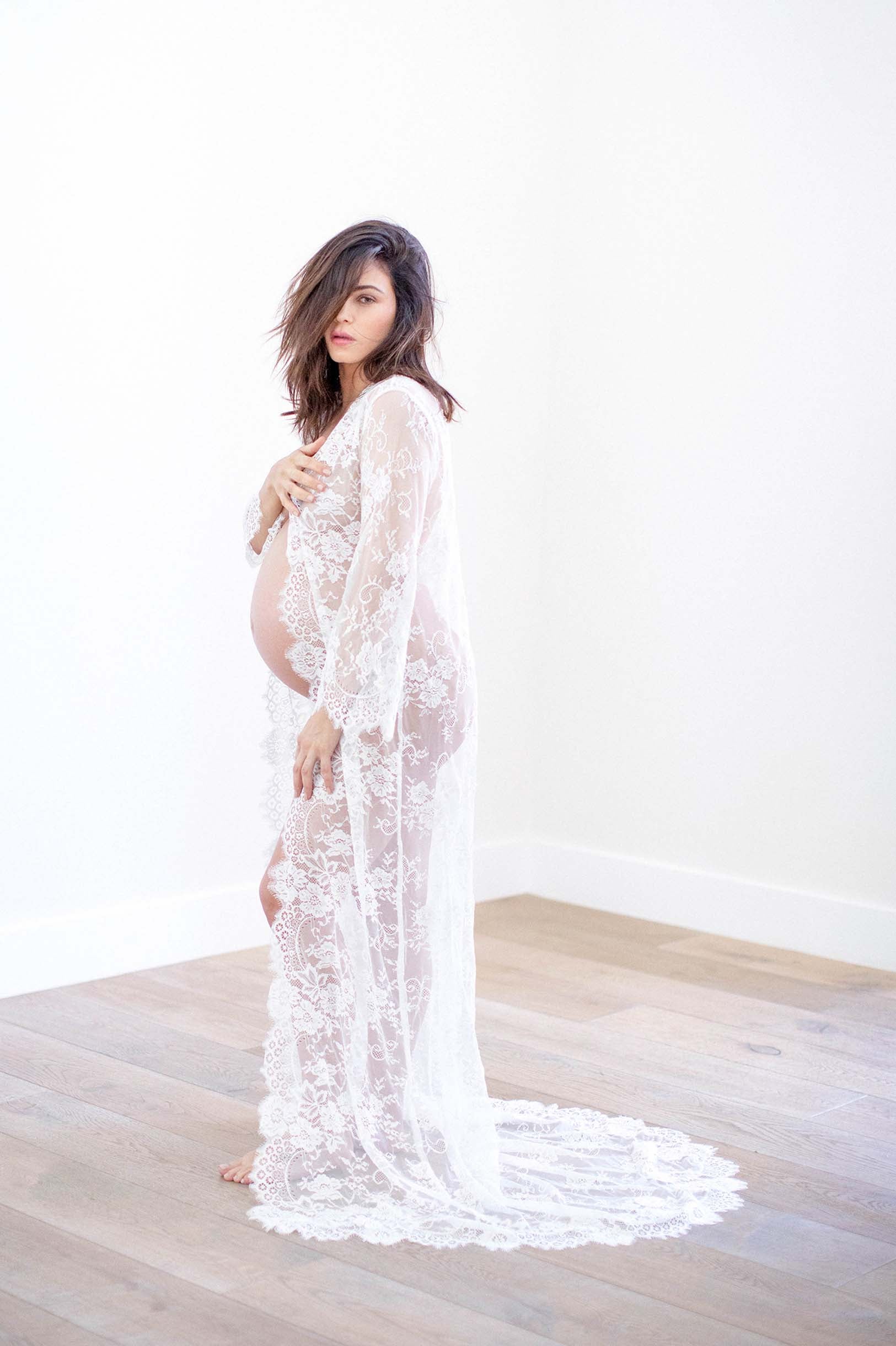 Elegant Swan Queen Ivory Lace Bridal Robe Gown with Scalloped Train - Perfect for Wedding, Bridal Shower, and Honeymoon Photoshoots