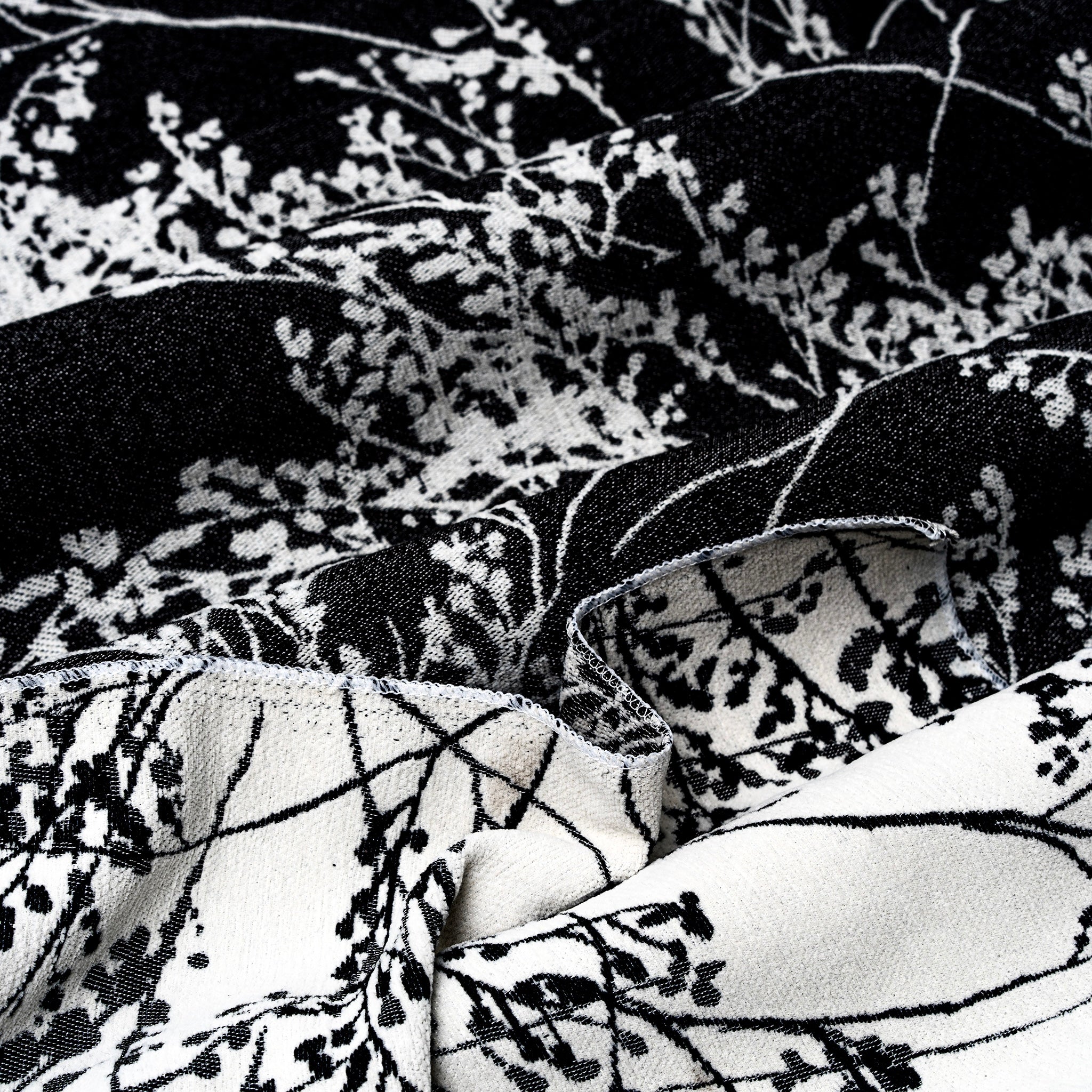Reversible Jacquard Leaf Branch Tablecloth 120 Inch Round Black - Elegant Dining Decor for Parties, Weddings & Home Decor