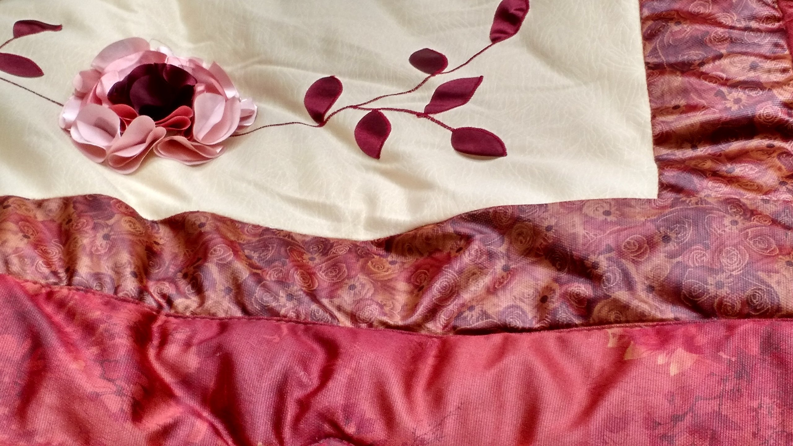 Dada Bedding 3-Piece Burgundy Floral Patchwork Comforter Quilt Set - Twin Size, Soft & Cozy Bedding for Girls Room, Dorm, Guest Bedroom - Perfect for Winter & All Seasons