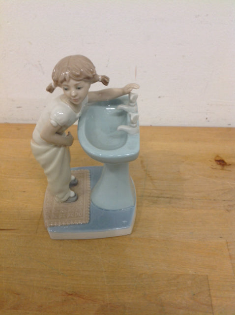Lladro Porcelain Figurine - Girl at Bathroom Sink | Handcrafted Spanish Collectible | Perfect for Home Decor, Bathroom Accent & Gift Giving
