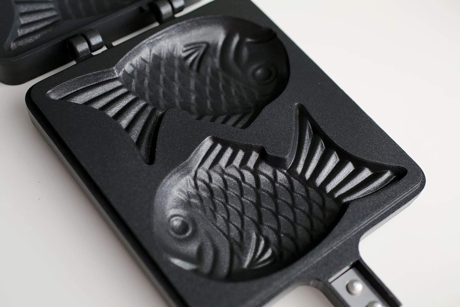 Japanese Taiyaki Fish Shaped Waffle Maker - 2-Sided Cast Iron Baking Pan for Homemade Desserts, DIY Cooking & Housewarming Gifts | Perfect for Japanese Snacks, Breakfast & Party Food