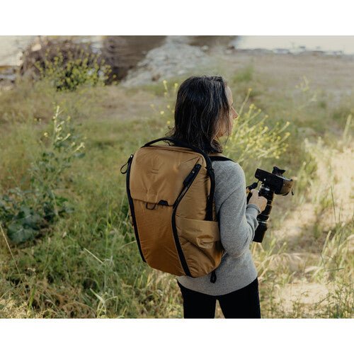 Peak Design Everyday Backpack 20L V2 - Durable Camera Backpack for Photographers & Travel, Water-Resistant Coyote Brown, Perfect for Hiking, Commuting & Urban Exploration