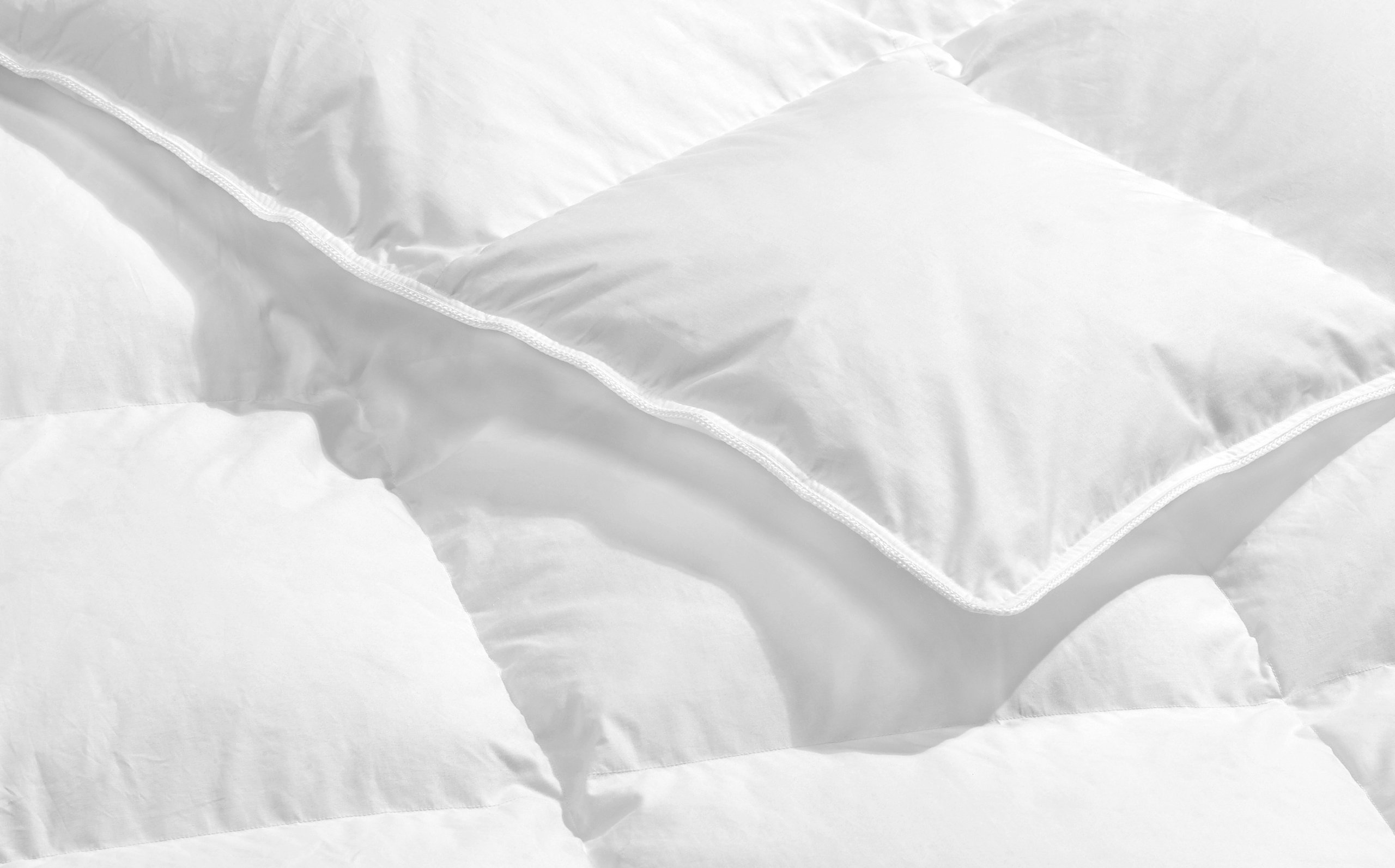 Premium 45-Ounce European White Goose Down Duvet - Super King Size, Hypoallergenic & Breathable for Year-Round Comfort | Perfect for Master Bedrooms, Luxury Hotels & Cold Climate Homes