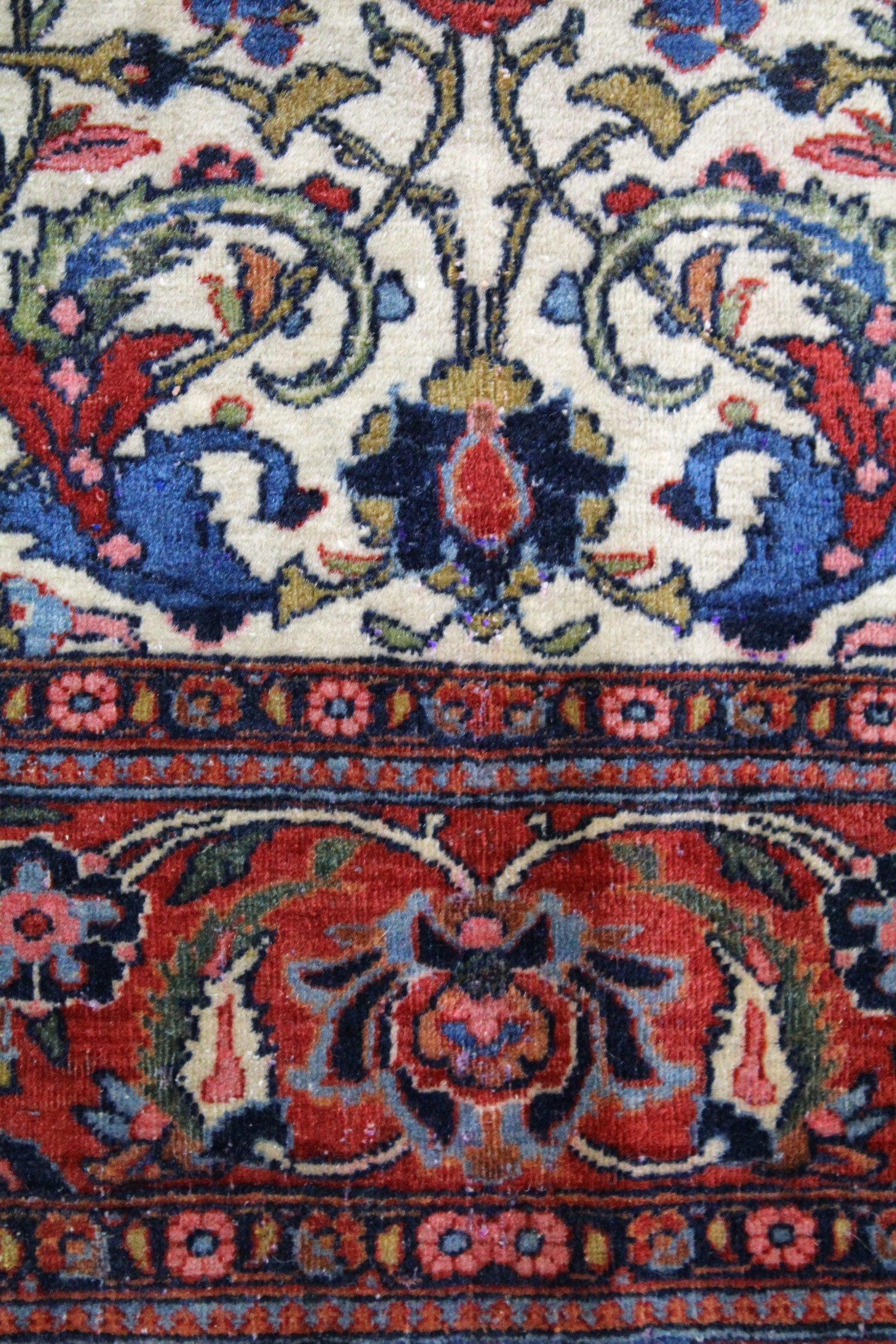Antique Isfahan Handwoven Traditional Persian Rug - J63617 - Perfect for Living Room, Bedroom & Home Decor
