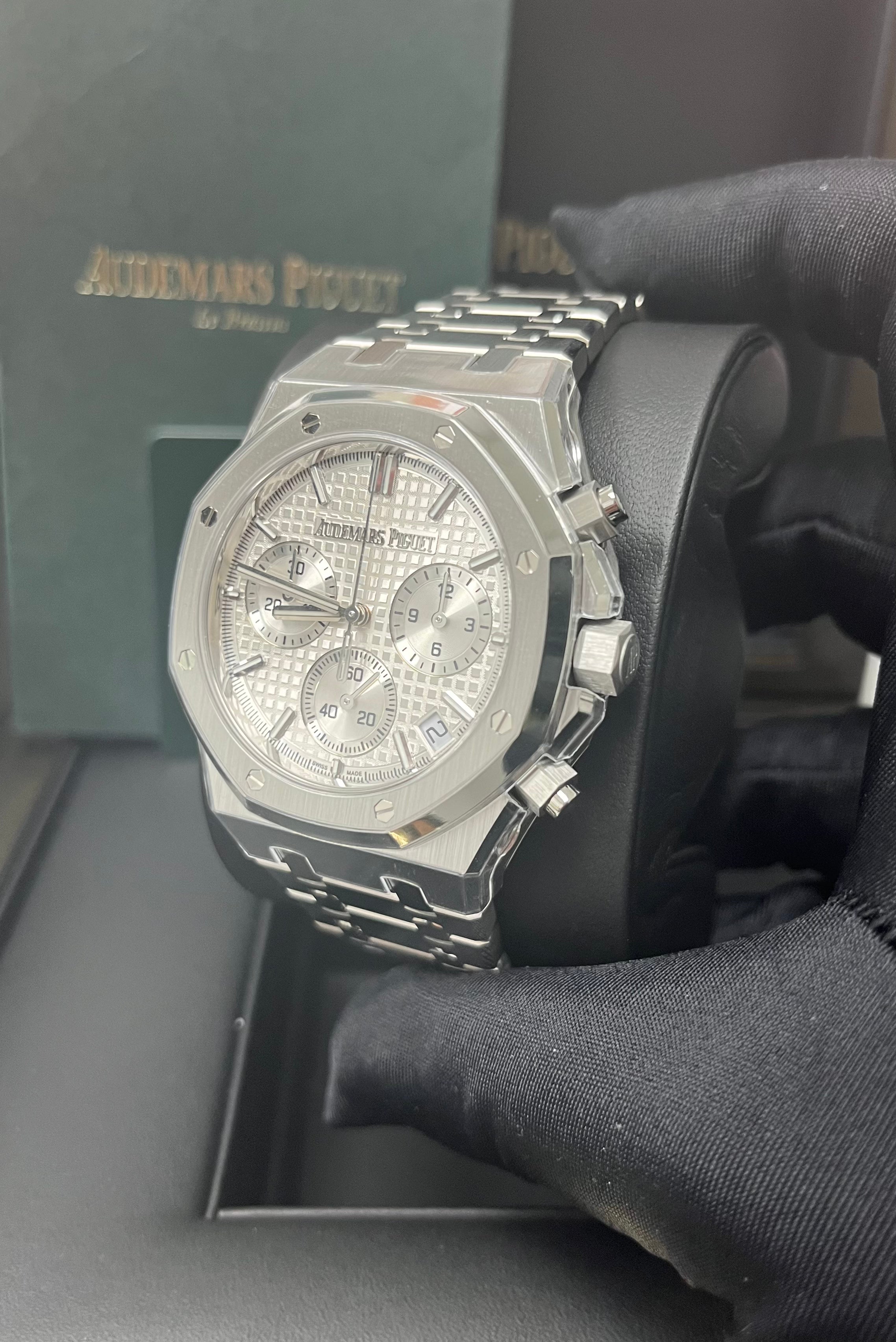 Audemars Piguet Royal Oak Chronograph 26240ST.OO.1320ST.07 - Luxury Men's Watch with White Dial & Stainless Steel Bracelet | Perfect for Business Meetings, Formal Events & Collector's Showcase