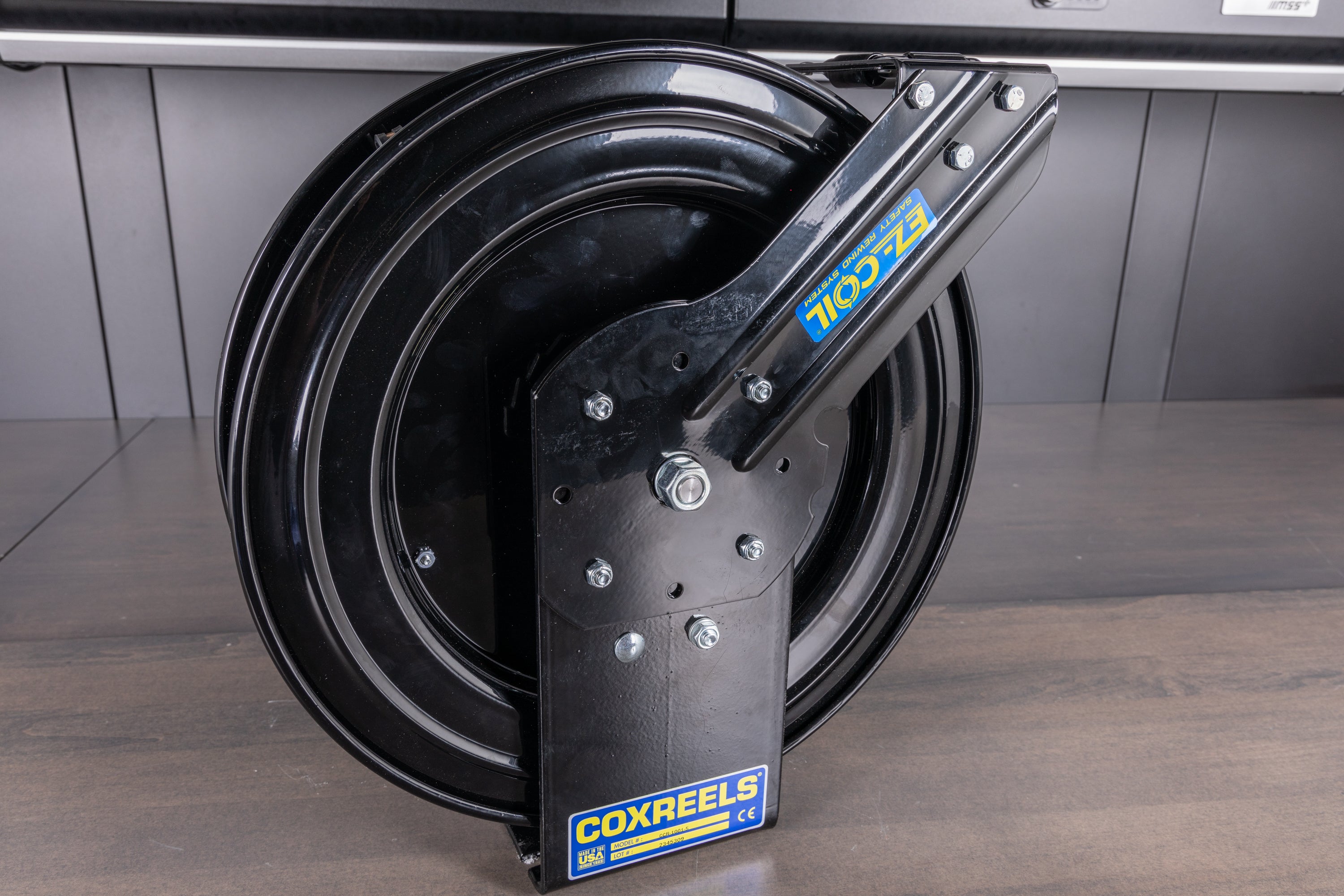 Premium Compressed Air Hose Reel Kit - Heavy Duty Gloss Black for Garage, Workshop & Industrial Use - Easy Installation & Tangle-Free Operation