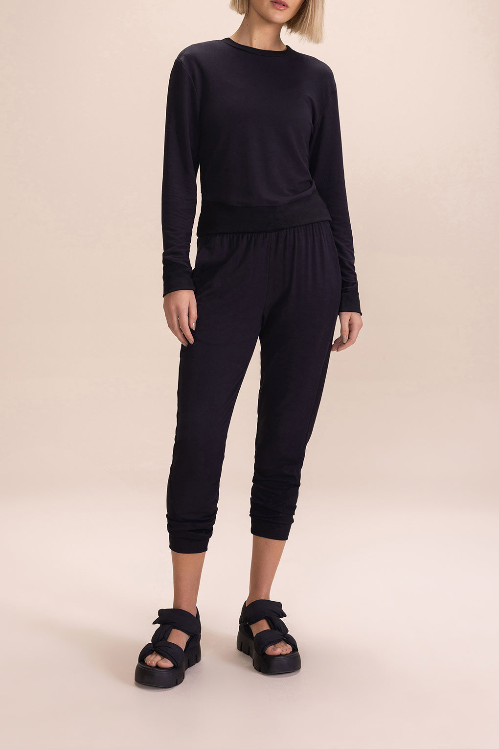 Urban Daily Cropped Sweatshirt for Women - Trendy Oversized Pullover with Ribbed Cuffs | Perfect for Casual Outfits, Streetwear & Loungewear