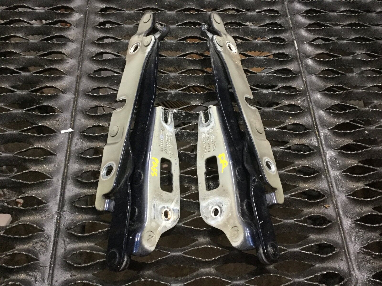 05-08 Audi A4 Trunk Lid Hinge Set (Left & Right 2pcs) - OEM Replacement Parts for Smooth Trunk Operation & Secure Closure