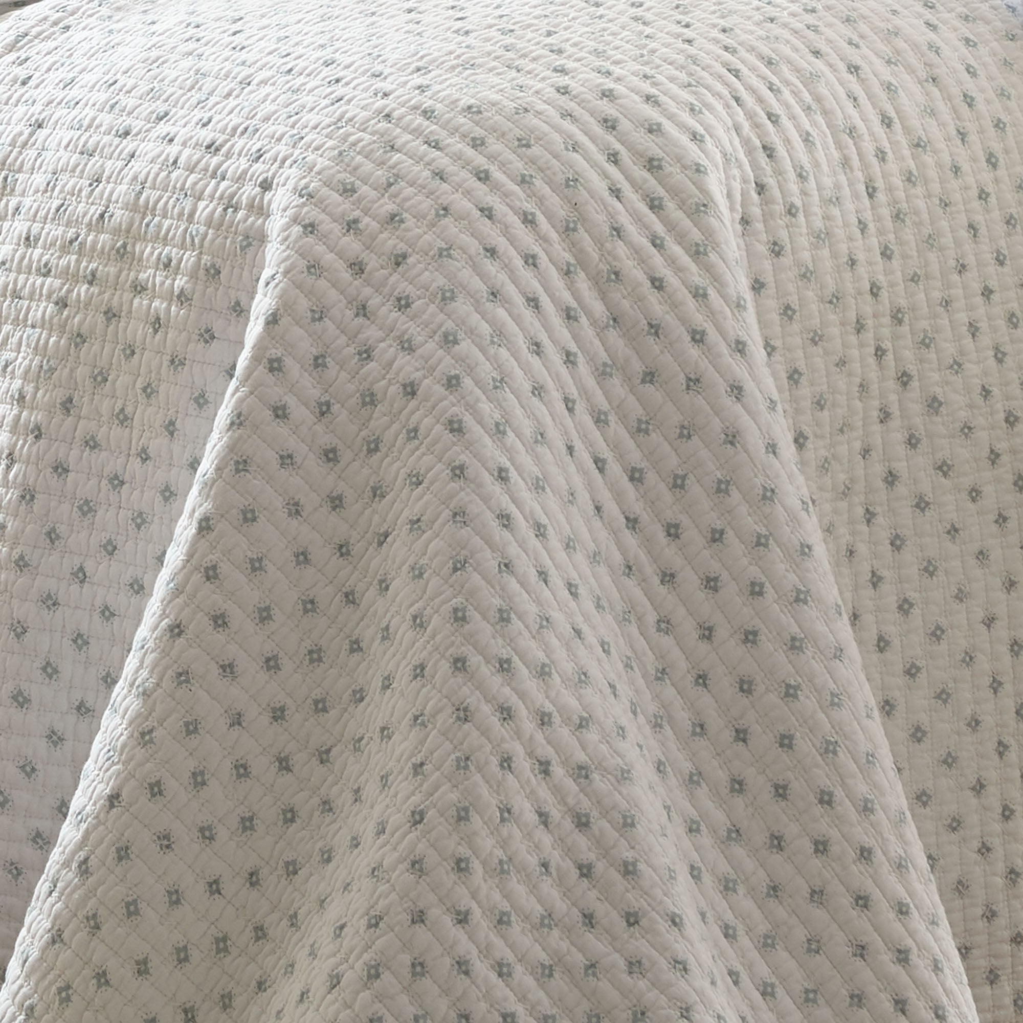 Ditsy Floral Spa Quilt Set - Soft Luxury Bedding for Ultimate Comfort | Perfect for Guest Rooms, Master Bedrooms & Cozy Retreats