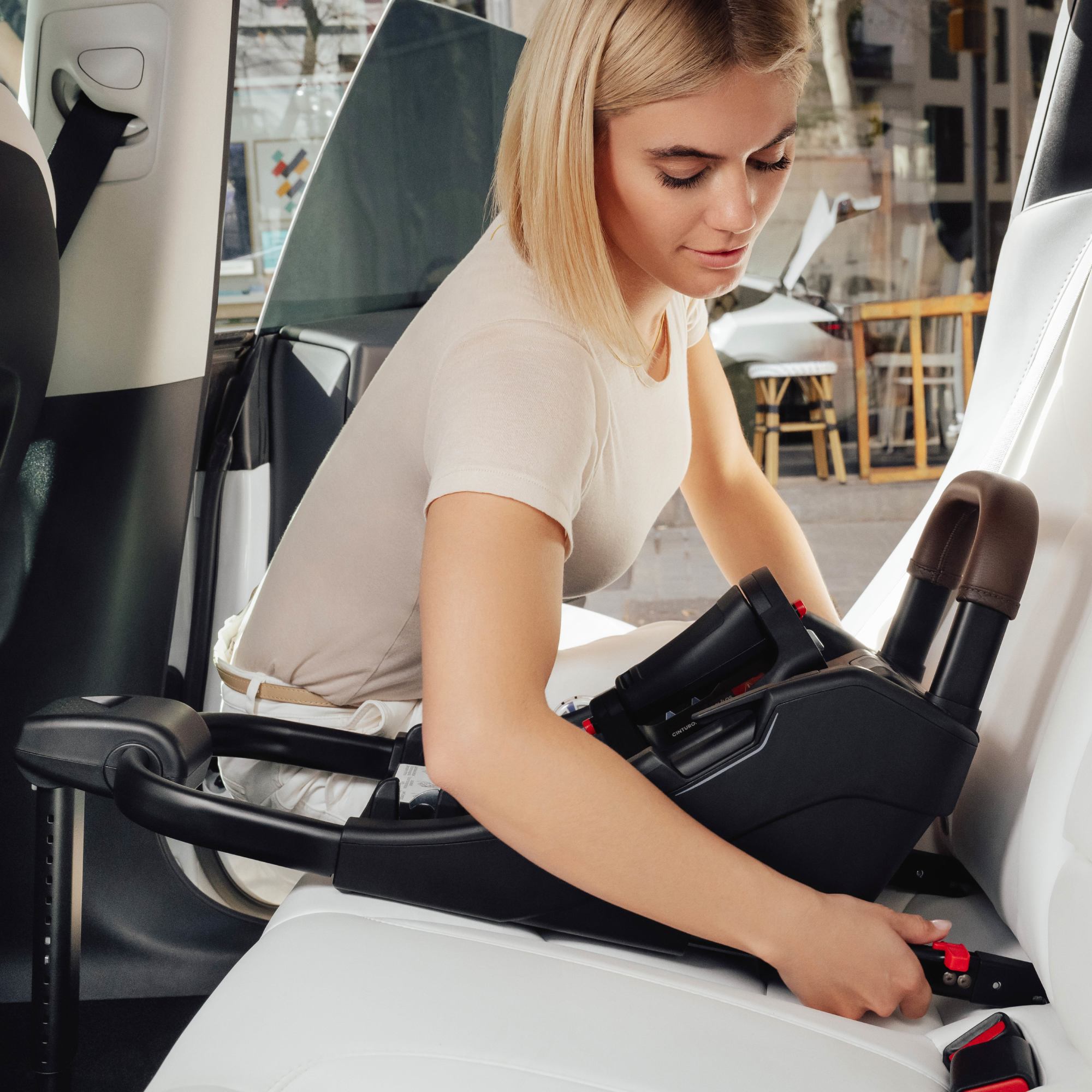 Romer Juni Infant Car Seat with Versa Base - Safe & Lightweight Baby Car Seat for Newborns to 35 lbs - Easy Installation for Cars, Travel & Daily Commute