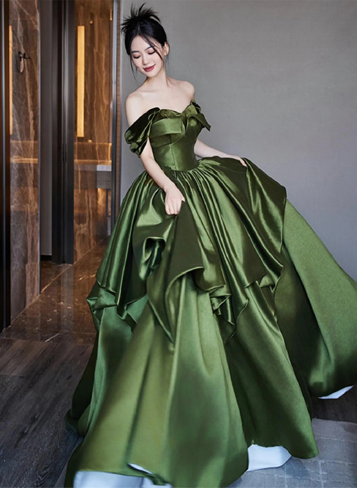 Elegant Green Satin Off-Shoulder Long Formal Prom Dress for Women - Perfect for Homecoming, Evening Gala & Special Occasions