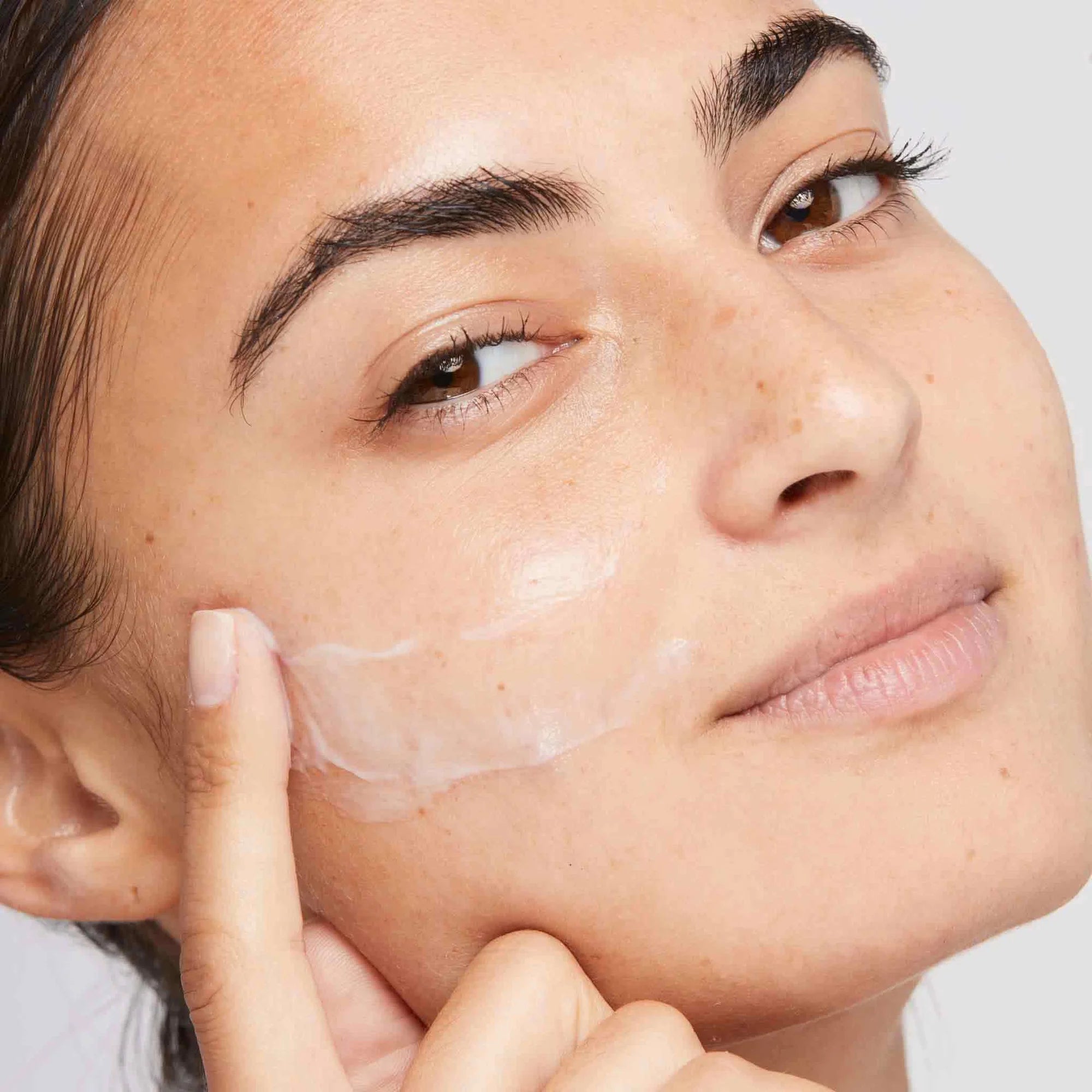 Dermalogica Active Moist Hydrating Face Lotion for Dry Skin - Daily Moisturizer with Hyaluronic Acid & Vitamin E | Perfect for Sensitive Skin & Post-Facial Care