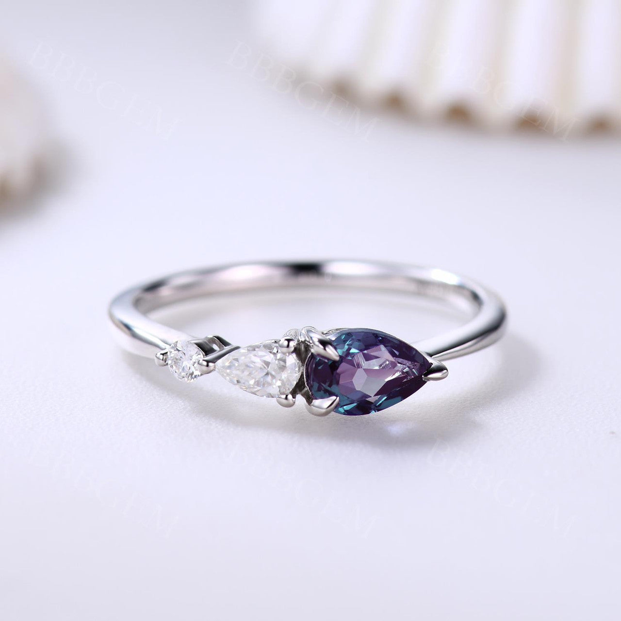 Exquisite Alexandrite & Moissanite Three-Stone Engagement Ring in Rose Gold – Perfect for Proposals, Anniversaries, and Special Occasions