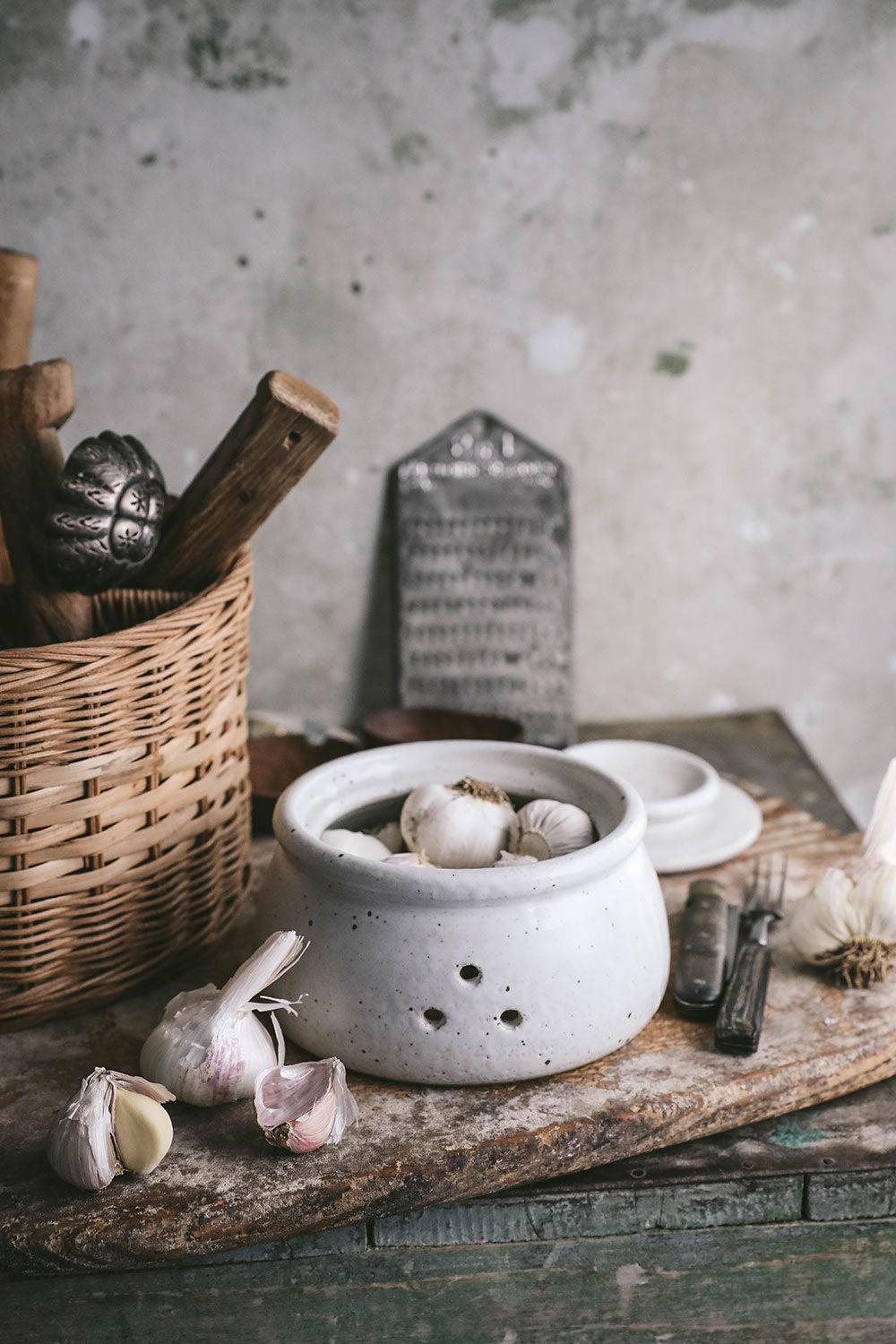Premium Ceramic Garlic Keeper with Lid - Airtight Storage for Fresh Garlic, Onions & Vegetables - Perfect for Kitchen, Pantry & Countertop Organization