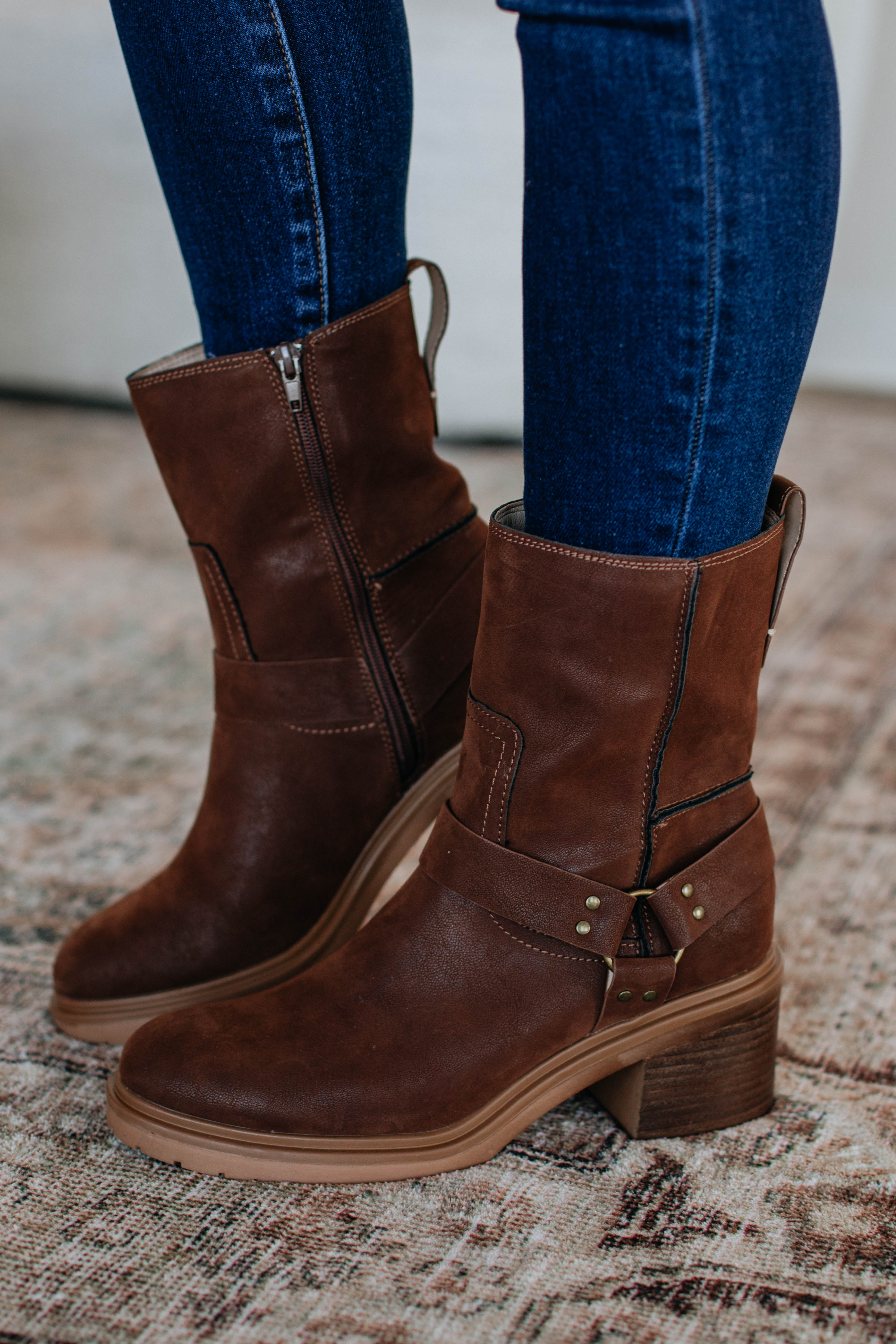 Stylish & Comfortable Women's Boots for Fall & Winter - Perfect for Outdoor Hiking, Casual Wear & Fashion Outfits