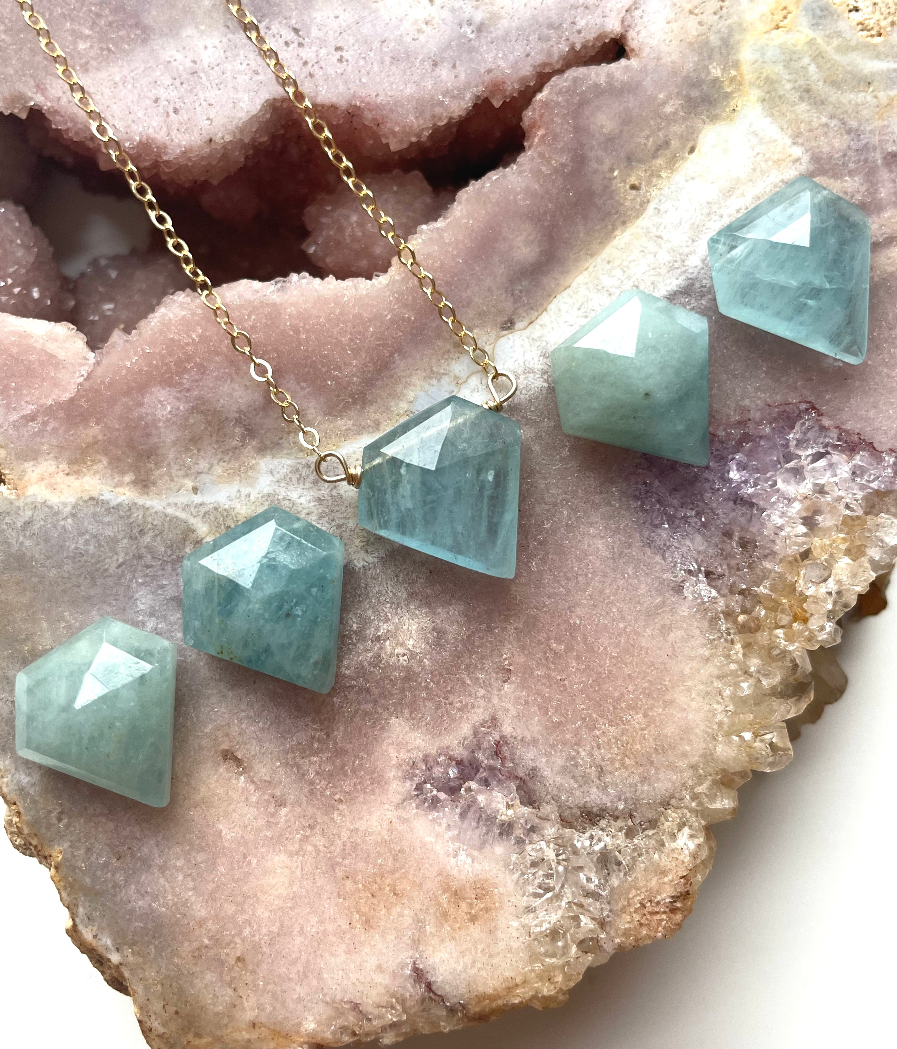 Natural Raw Aquamarine Pendant Necklace - March Birthstone Jewelry for Women, Birthday Gift, Healing Crystal, Boho Chic Style | Perfect for Everyday Wear, Special Occasions & Spiritual Healing