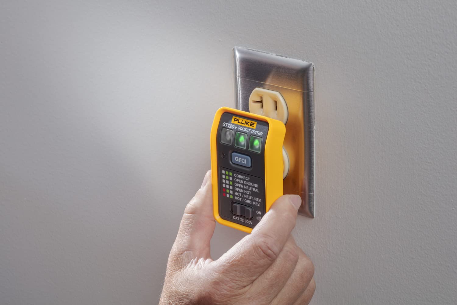 Fluke ST120+ GFCI Outlet Tester with Audible Alarm - Essential Electrical Safety Tool for Home & Professional Use