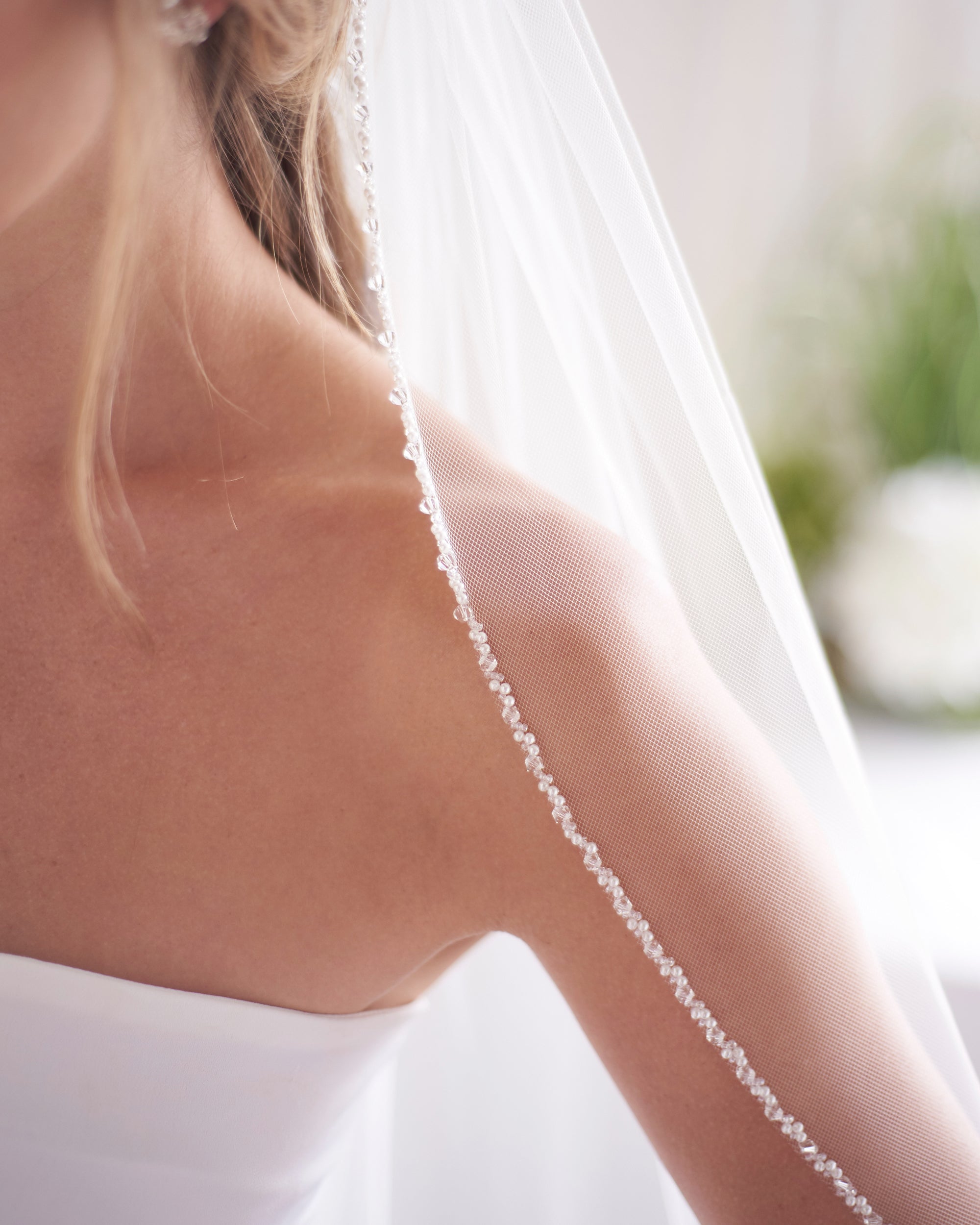 Kylie Crystal & Pearl Veil - Elegant Bridal Hair Accessory for Weddings, Prom, and Special Occasions | Shimmering Rhinestone & Pearl Hairpiece for Women