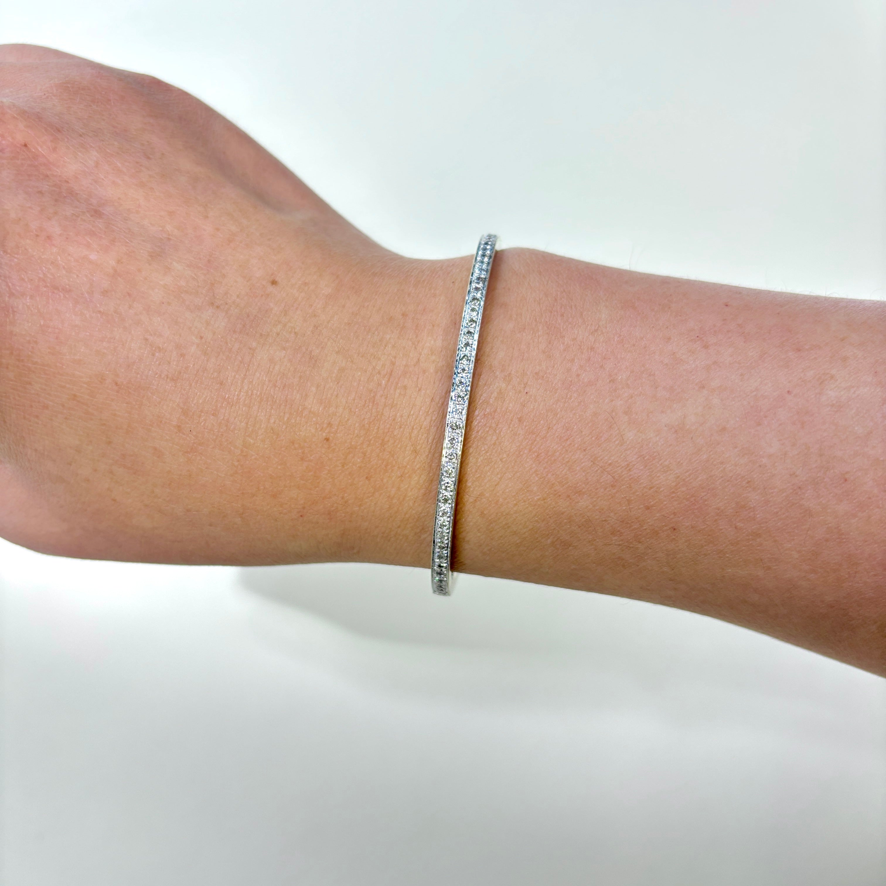 18K White Gold Oval Diamond Bangle Bracelet for Women - 1.55 Carat Total Weight (ctw) - Size 7 - Perfect for Weddings, Anniversaries & Special Occasions