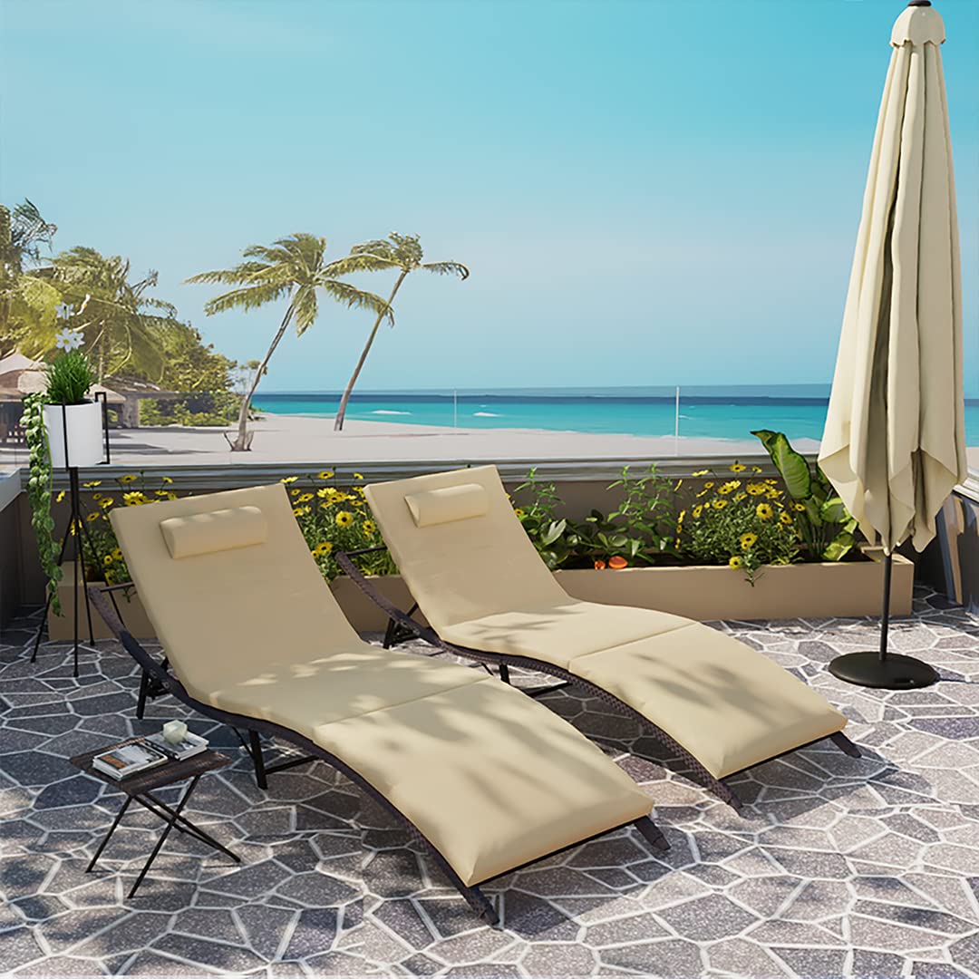 Kullavik 3-Piece Outdoor Chaise Lounge Set with Folding Pool Chairs & Rattan Table - Khaki Patio Furniture for Backyard, Poolside & Garden Relaxation