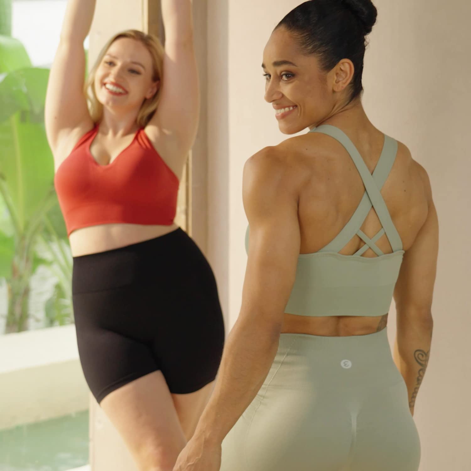 Evercute Women's Sports Bra - Padded Medium Support Criss Cross Strappy Seamless Yoga Bra for High Impact Workouts & Athletic Activities | Perfect for Gym, Running, Yoga & Fitness Training