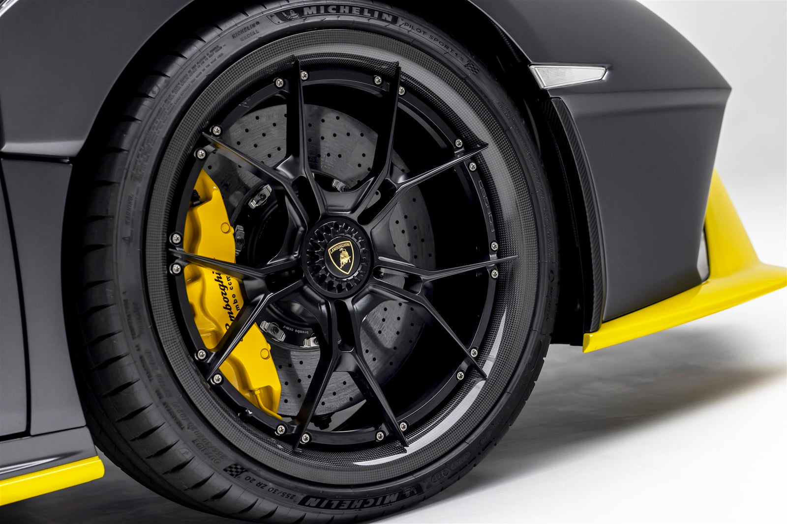 Lamborghini Huracan STO VMPC 208 Diecast Model Car - 1:18 Scale Collectible Supercar Replica for Display & Racing Enthusiasts - Perfect for Home Office Decoration, Car Showcases, and Gift Giving