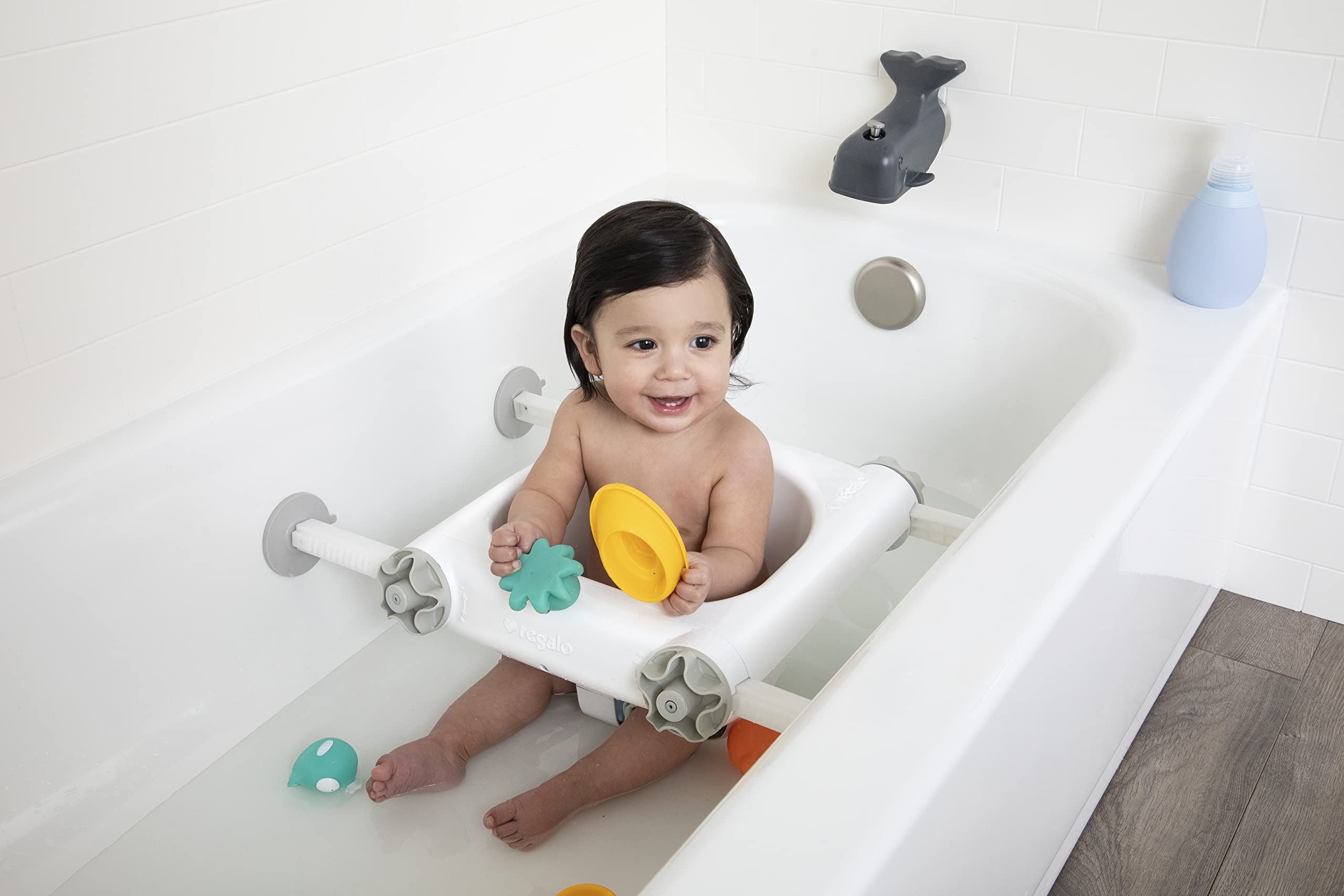 Regalo Baby Basics™ Bath Seat – Award-Winning Infant Bathtub Support with Secure Suction Cups & Drain Holes – Safe Sit-Up Bathing for Newborns & Toddlers – Easy Clean White Baby Bath Seat (0560 DS) – Perfect for Bathtub Safety & Independent Baby Bath Time