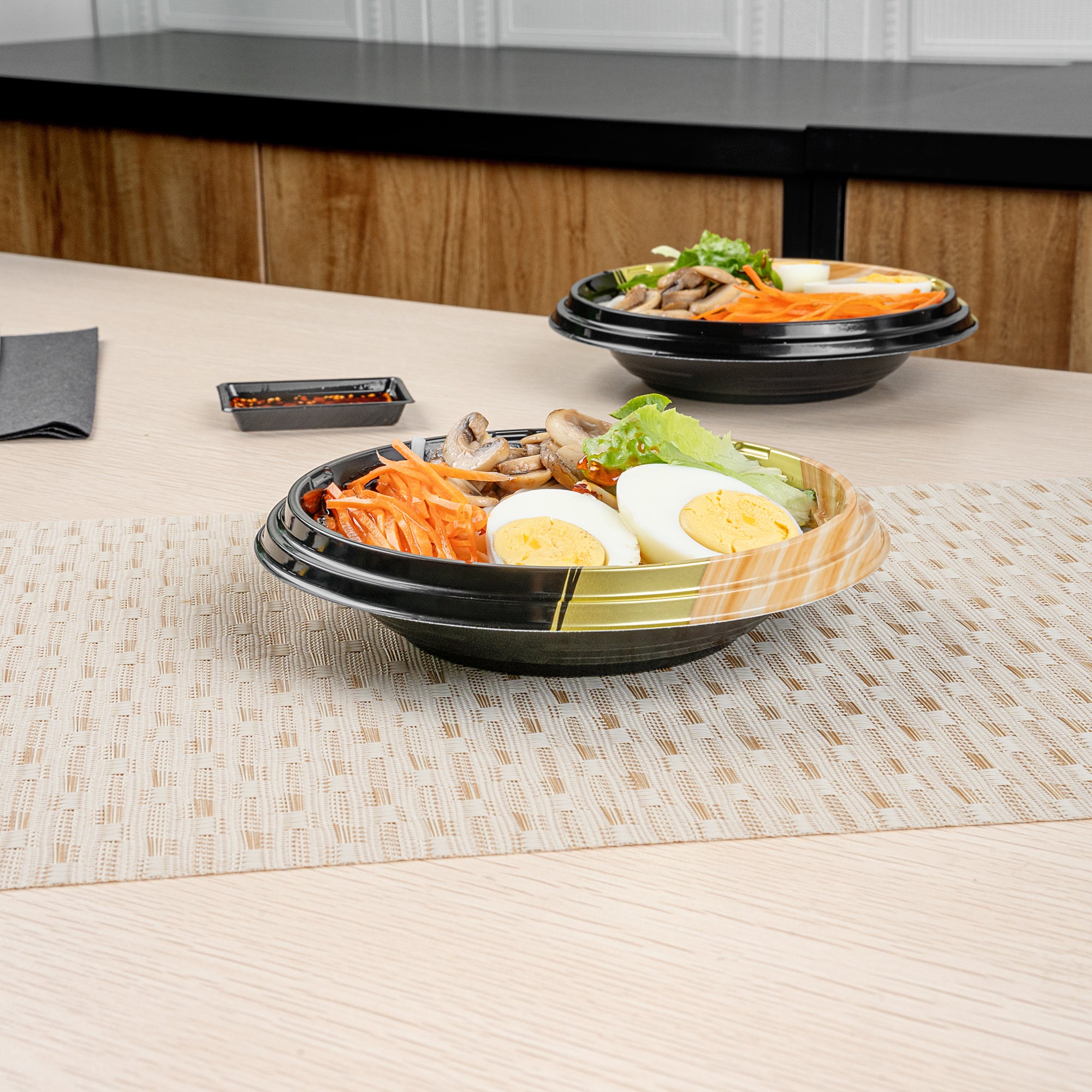 Premium 14 oz Round Black & Gold Plastic Asian-Style Bento Bowl - 7 x 7 x 1.5 Inches - Pack of 100 - Perfect for Sushi, Ramen, Rice Bowls & Party Serving