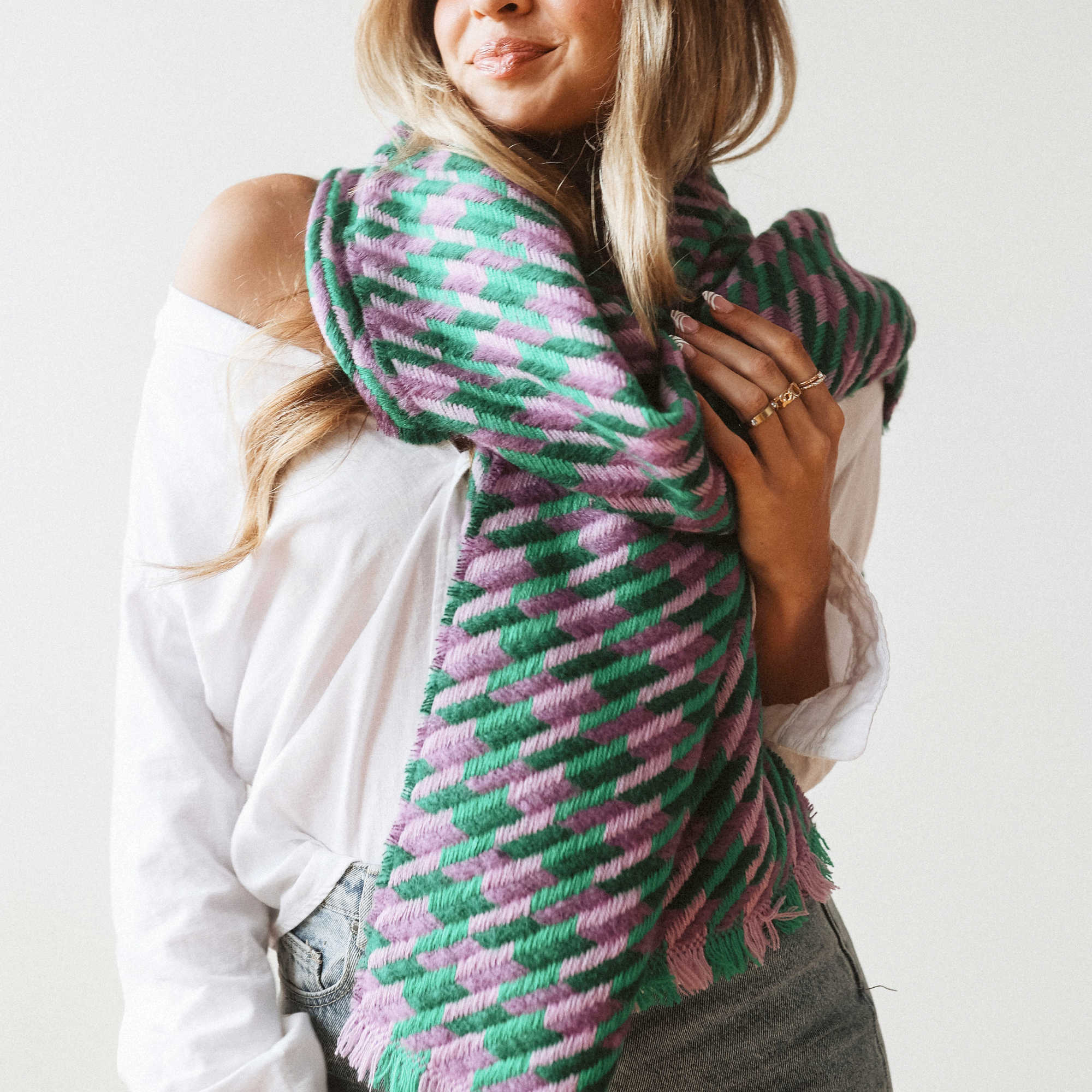 Stylish Houndstooth Scarf for Women & Men - Winter Warm Fashion Accessory - Perfect for Cold Mornings, Office Wear & Outdoor Activities