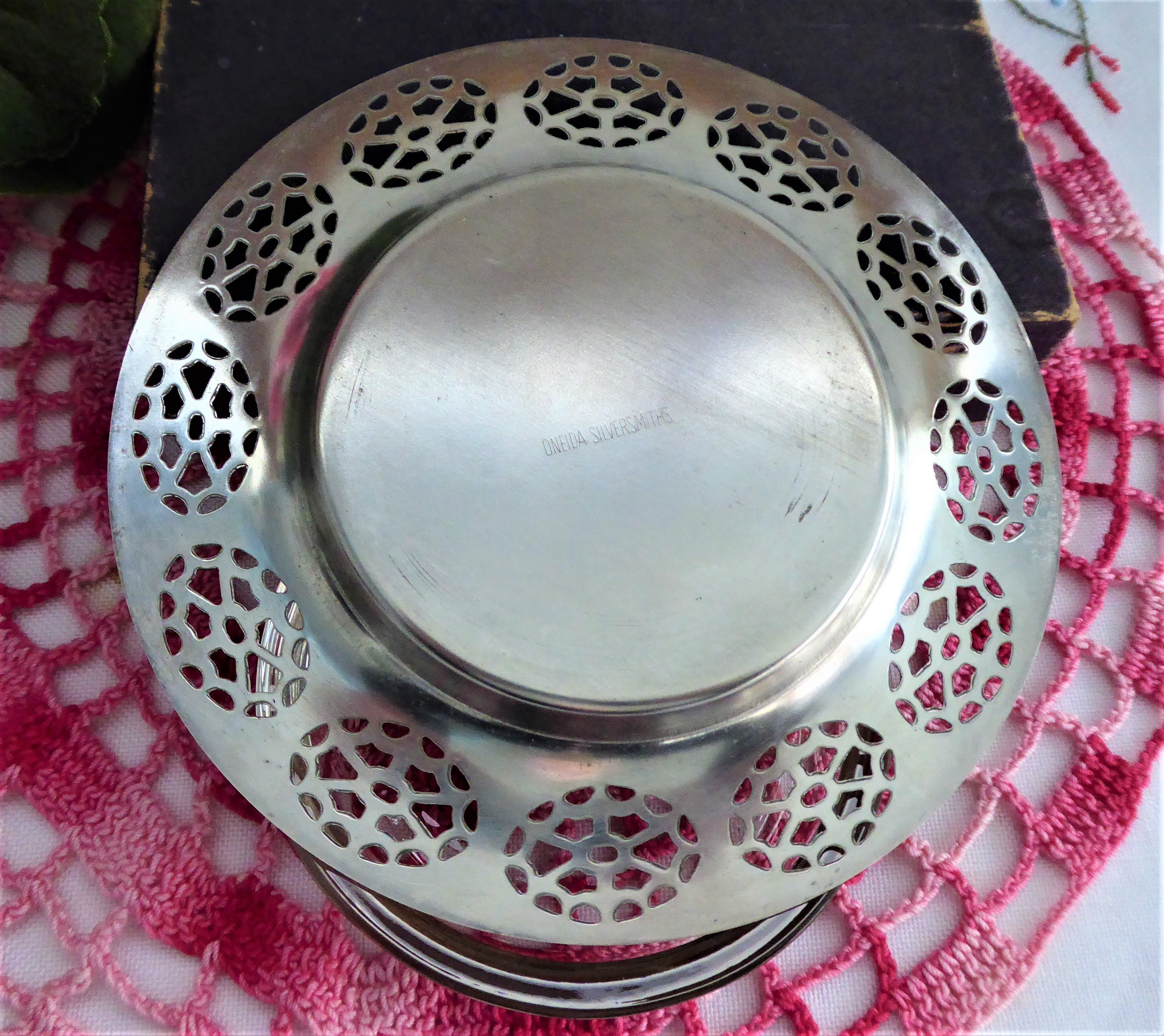 Vintage Oneida Silver 3-Piece Jelly Serving Set with Scarab Spoon & Pierced Bowl - Elegant Tea Party Dessert Set for Afternoon Tea, Bridal Showers & Vintage Collectors (1970s Antique Silverware)