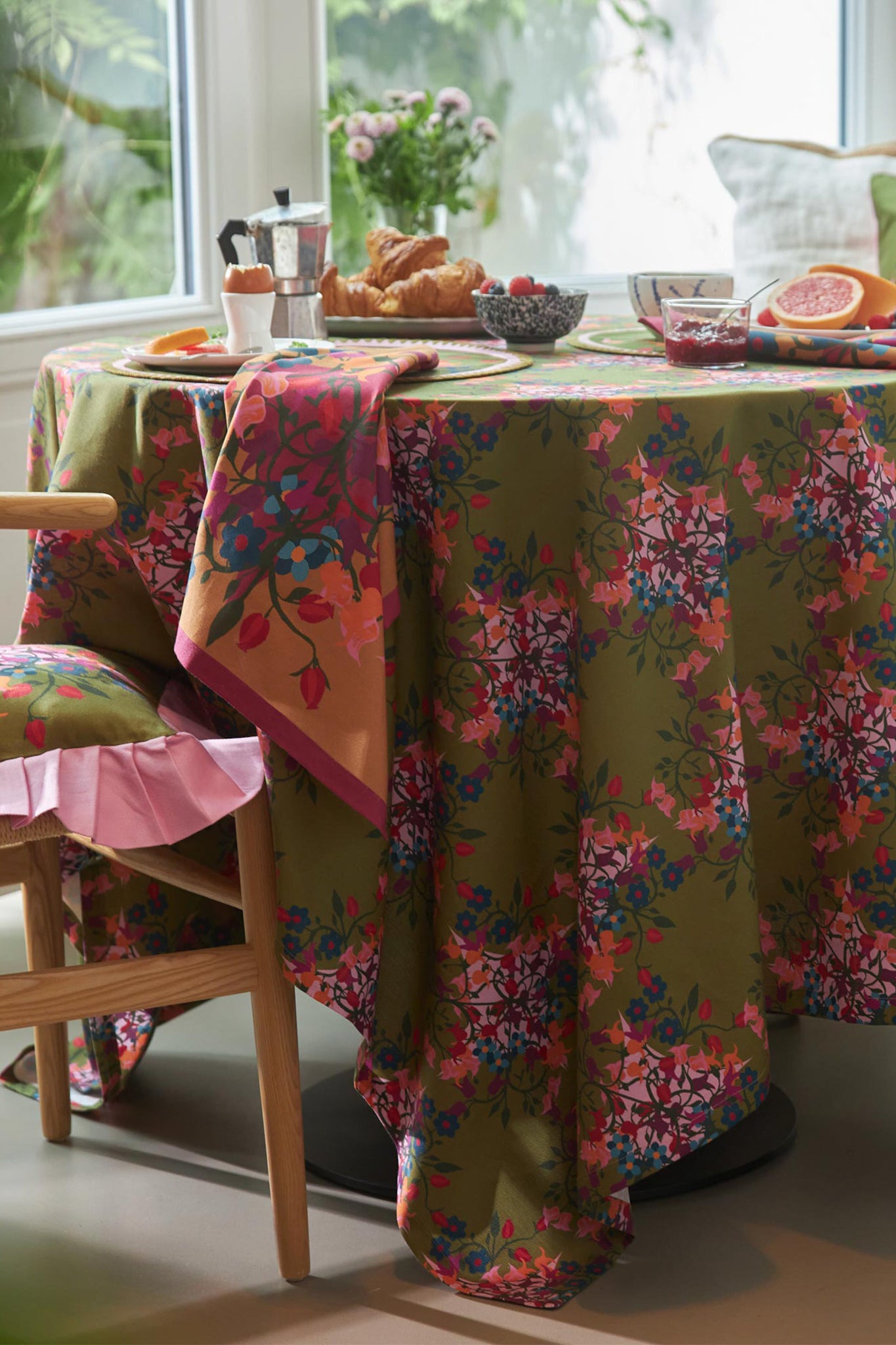 Blumen Green Tablecloth - Premium Polyester Table Cover for Dining, Parties & Events - Waterproof & Wrinkle-Resistant