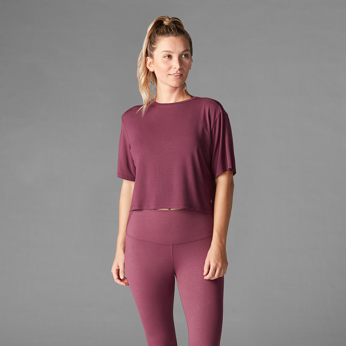 Tavi Noir Women's Short Sleeve Crop Top - Trendy Casual Summer T-Shirt for Streetwear, Outfits & Fashion | Perfect for Parties, Dates & Everyday Wear
