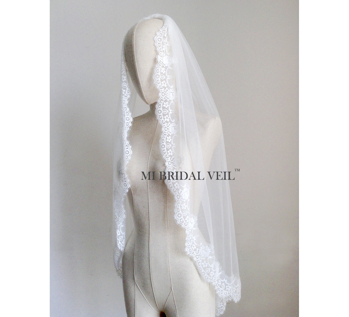 Elegant Fingertip Wedding Veil with Rose Lace Trim - Romantic Bridal Accessory for Church Ceremony & Outdoor Weddings