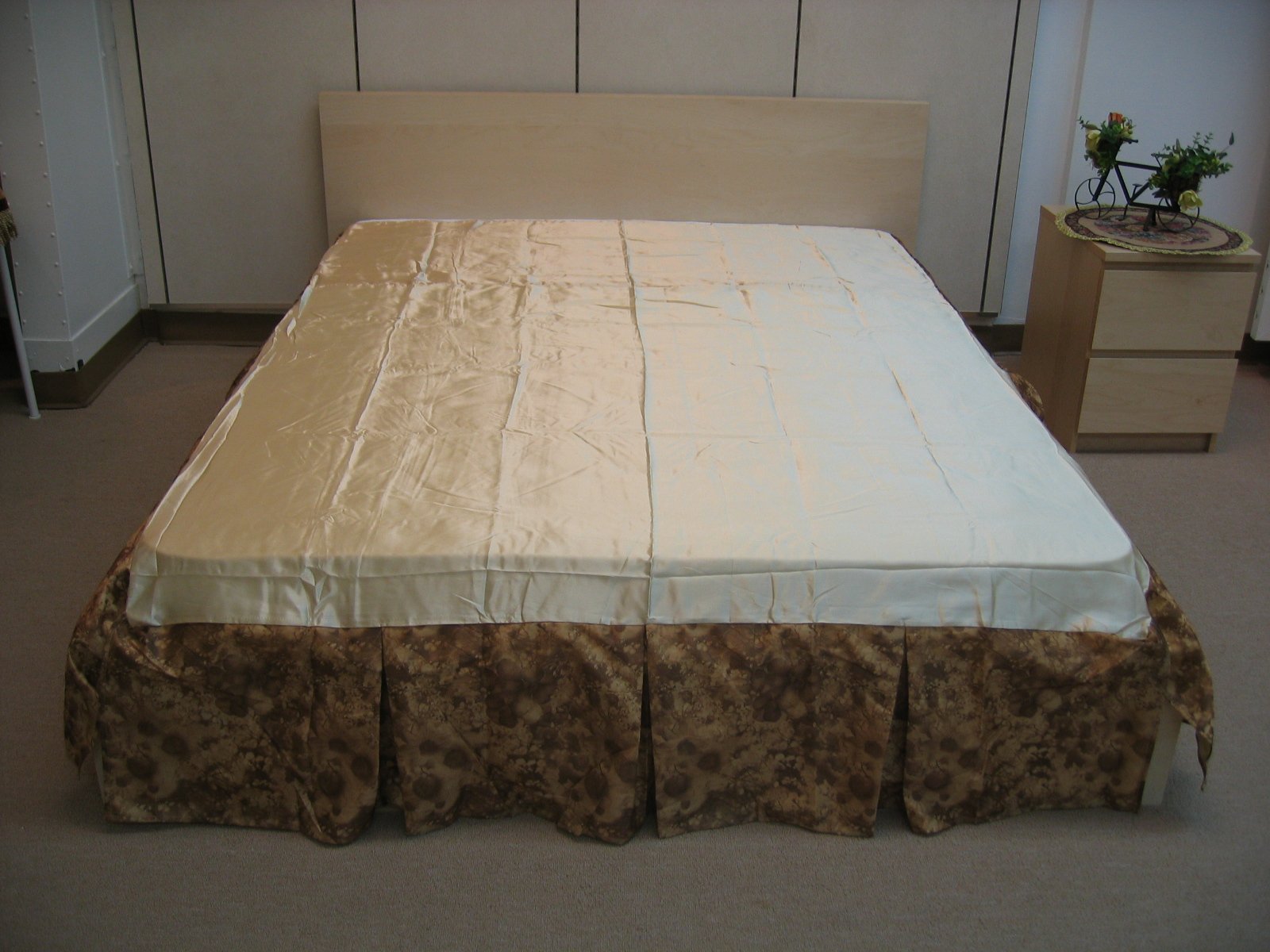 DaDa Bedding BM6118L-1 Beige Twin Size Bed Skirt - Premium Fitted Dust Ruffle for Bedroom Decor, Hotel Style Luxury Bedding Accessory (Perfect for Guest Rooms, Dormitories & Home Staging)