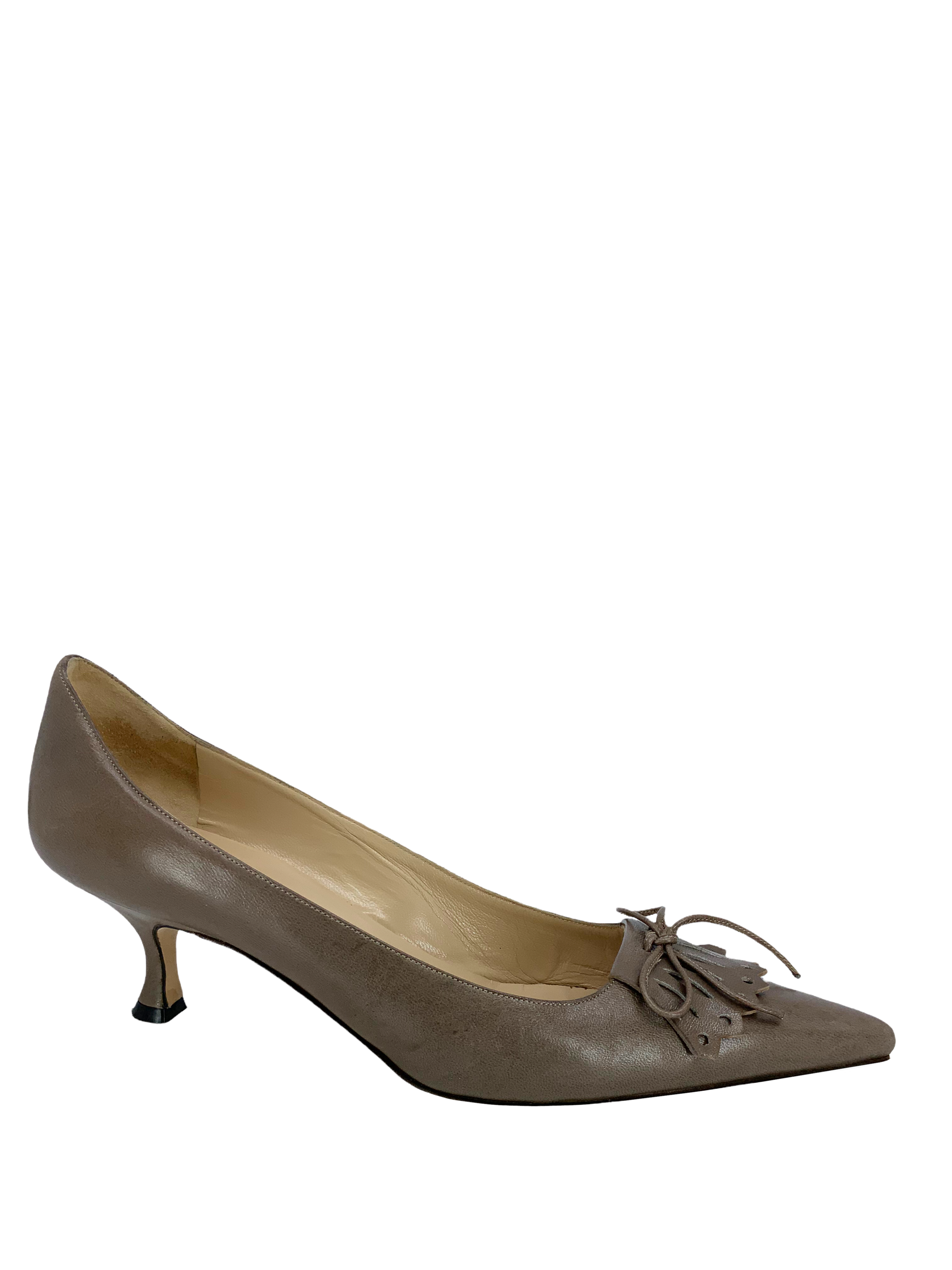 Manolo Blahnik Leather Pointed Toe Pumps Women's Size 9 - Elegant High Heels for Wedding, Party & Office Wear