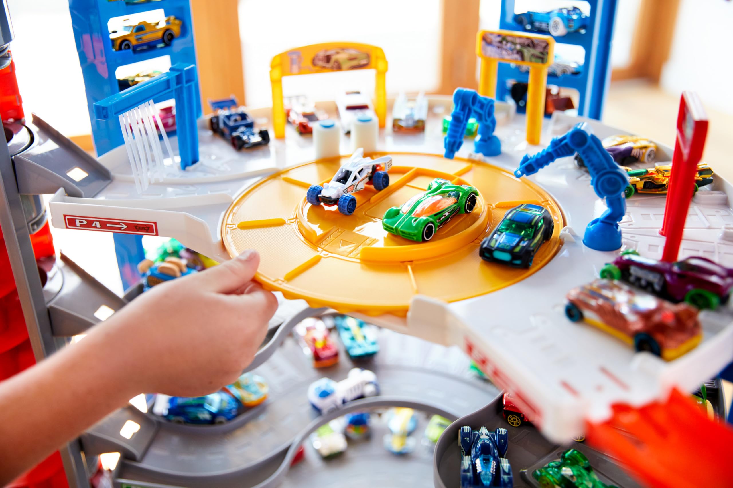 Hot Wheels Super Ultimate Garage Toy Car Track Set with 4 1:64 Scale Die-Cast Cars | 3+ Feet Tall Playset with Motorized Gorilla & Storage for 140 Cars | Amazon Exclusive | Perfect for Kids' Birthday Gifts & Racing Playtime